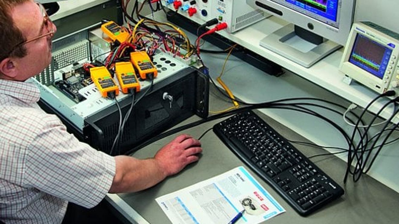 Bicker, Mainboard und Netzteil passgenau konfiguriert Bicker, Mainboard und Netzteil passgenau konfiguriert
