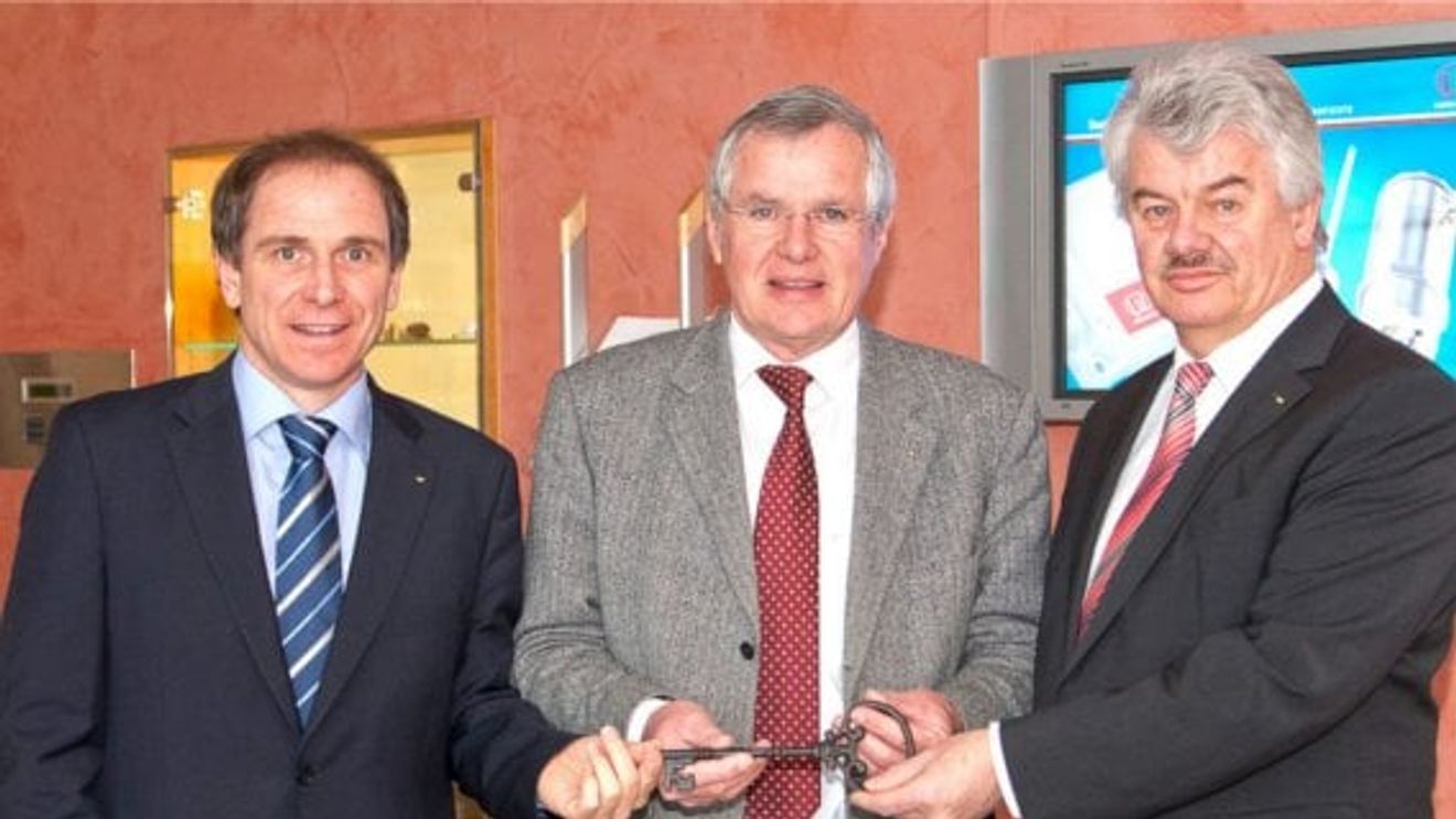 Stabübergabe bei Micro-Epsilon von Karl Wisspeintner an Dr. Sellen und Johann Saltzberger.