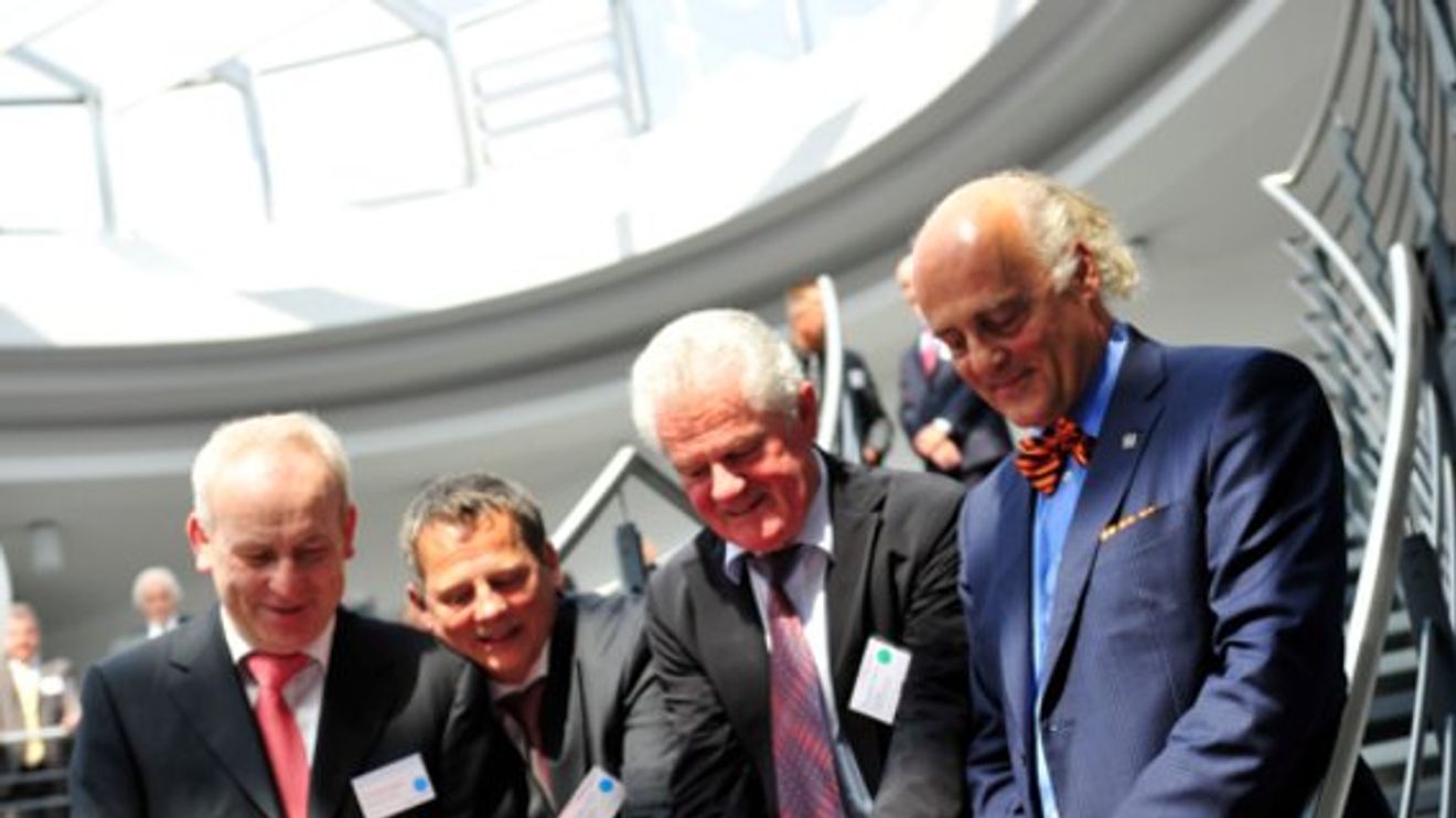 Einweihung Endress+Hauser-Standort Gerlingen, Dr. Manfred Jagiella, Georg Brenner, Karl Grob, Klaus Endress (v.l.n.r.) Einweihung Endress+Hauser-Standort Gerlingen, Dr. Manfred Jagiella, Georg Brenner, Karl Grob, Klaus Endress (v.l.n.r.)