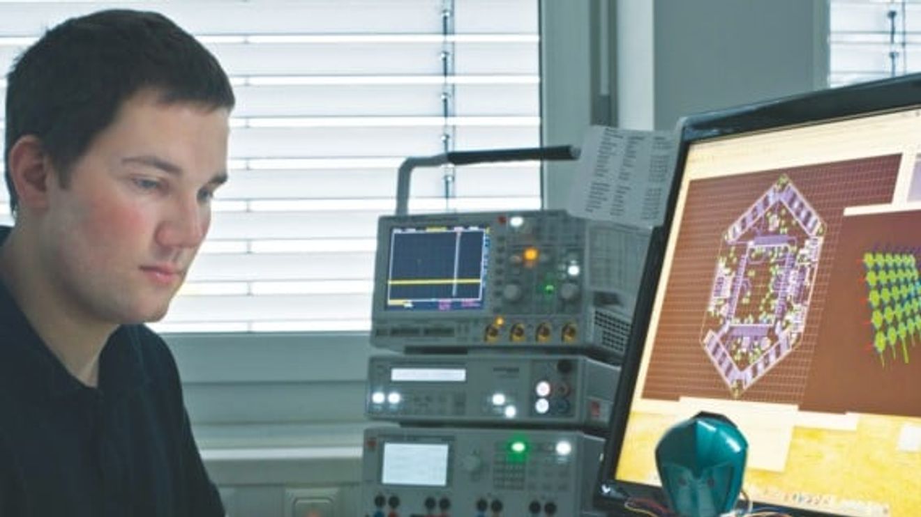 Philipp Mittendorfer (TU München) mit dem Roboter Bioloid, der 31 sechseckige Sensormodule verteilt über den ganzen Körper besitzt. Die Sensormodule messen Temperatur, Berührung und Beschleunigung, ähnlich wie die menschliche Haut.