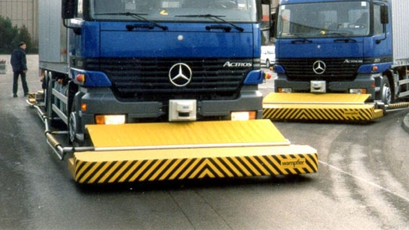 Fahrerlose Transportfahrzeuge, Meredes-Benz-LKW