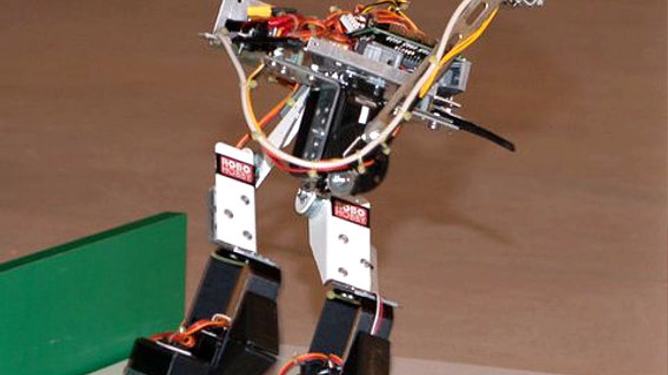 RobotChallenge 2011, humanoid Sprint, ein Roboter auf der Wettkampffläche RobotChallenge 2011, humanoid Sprint, ein Roboter auf der Wettkampffläche