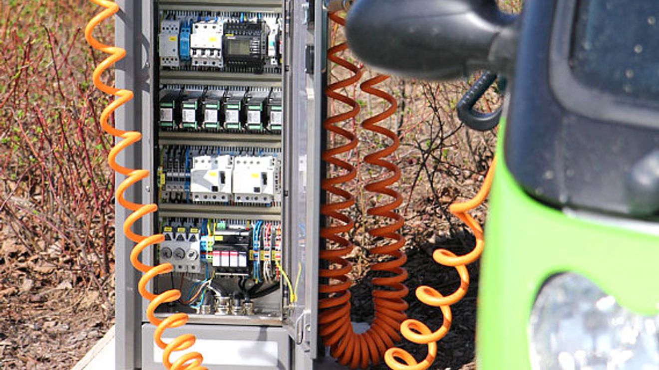 Elektrosmart vor einer Ladestation Elektrosmart vor einer Ladestation