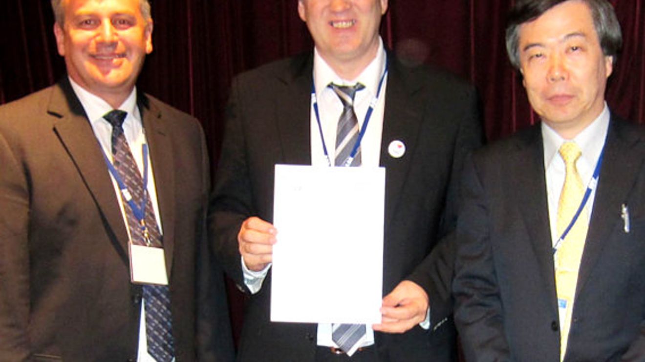 Dr. Alex Zelinsky, IEEE, Bruno Maisonnier, Aldebaran Robotics, Dr. Shinsuke Sakakibara, IFR-Präsident Dr. Alex Zelinsky, IEEE, Bruno Maisonnier, Aldebaran Robotics, Dr. Shinsuke Sakakibara, IFR-Präsident