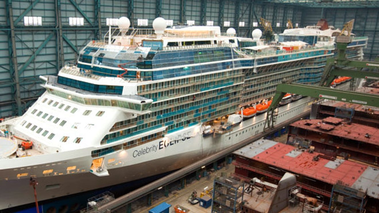 Meyer Werft, Schiff im Trockendock