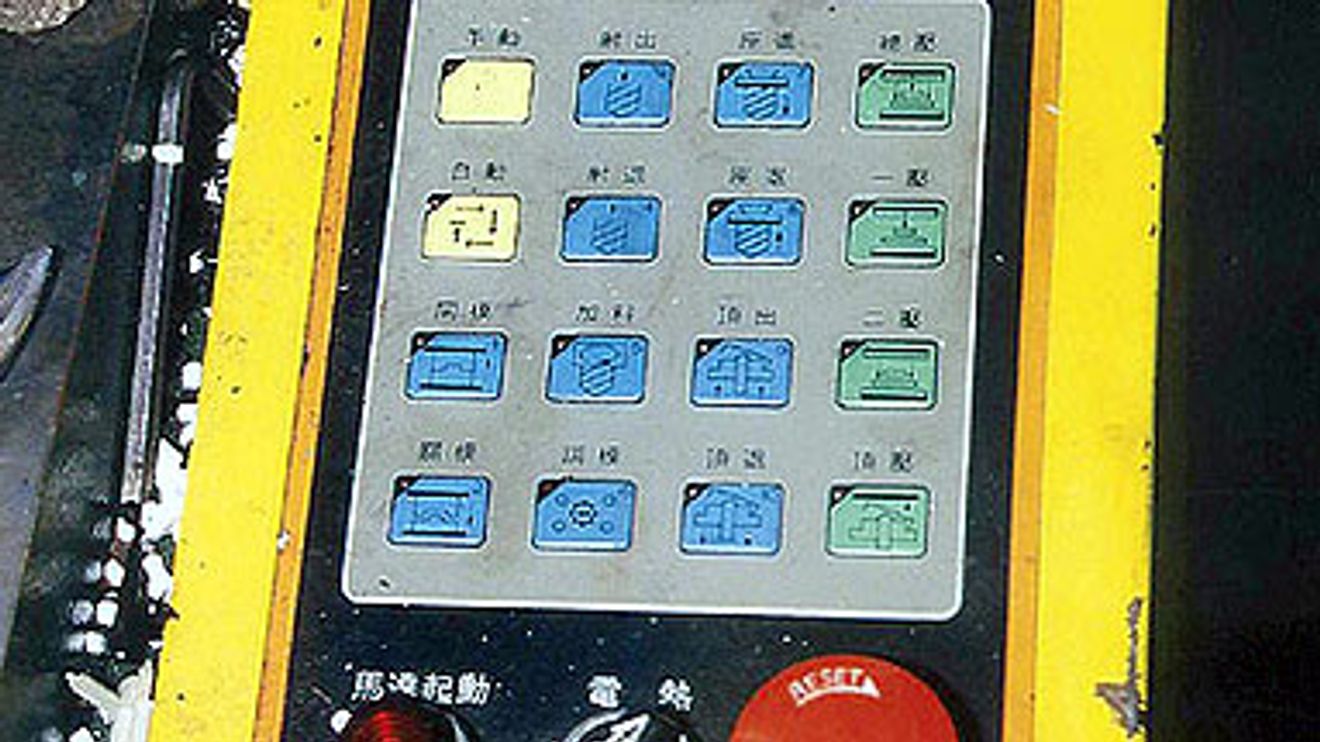 Die Mischung machts: Ein für China angepasstes Bedienfeld, bei dem die abstrakten Symbole der Folientastatur zusätzlich beschriftet sind. Die Mischung machts: Ein für China angepasstes Bedienfeld, bei dem die abstrakten Symbole der Folientastatur zusätzlich beschriftet sind.