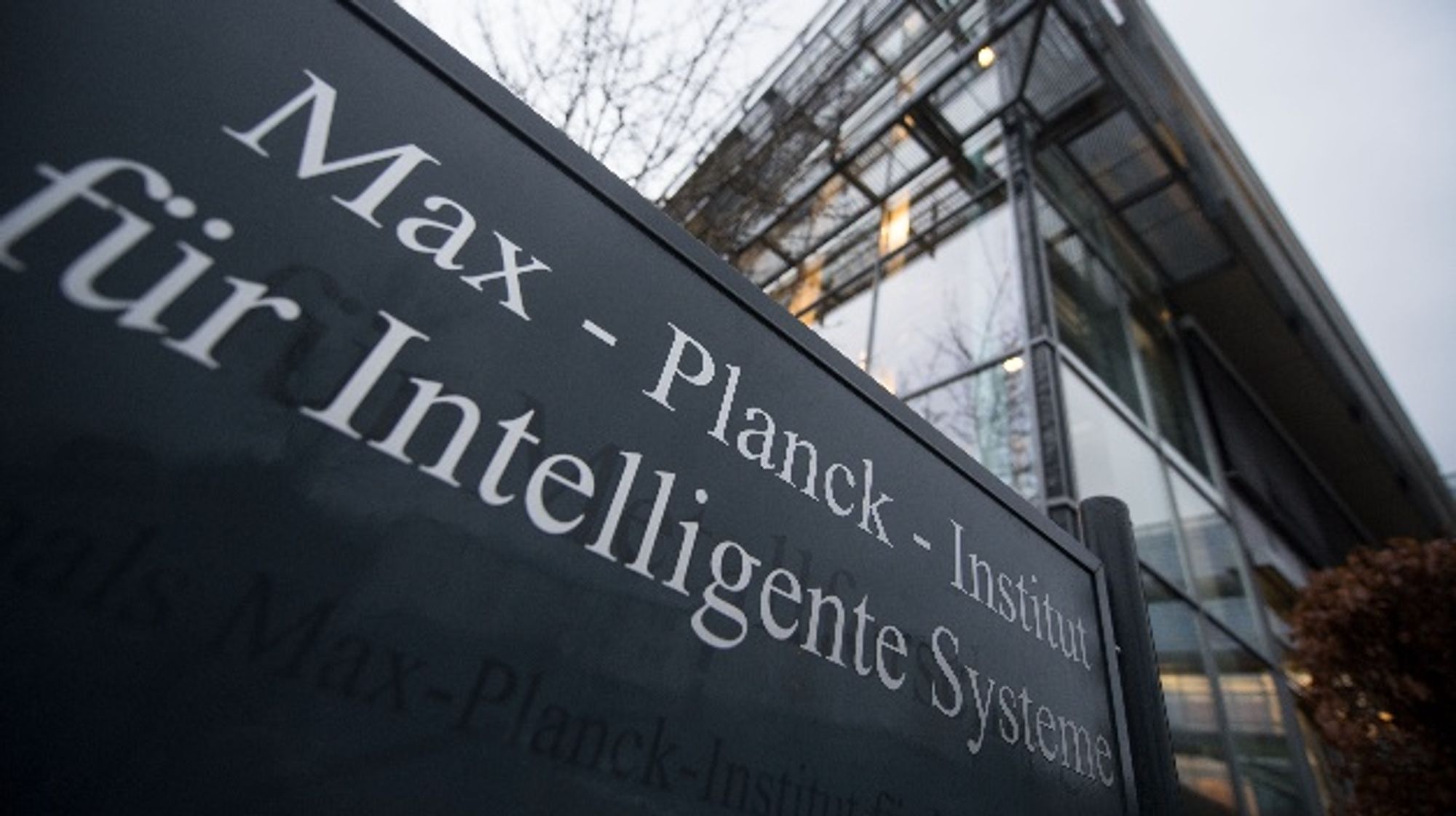 Ein Schild weist auf das Max-Planck-Institut für Intelligente Systeme hin. 