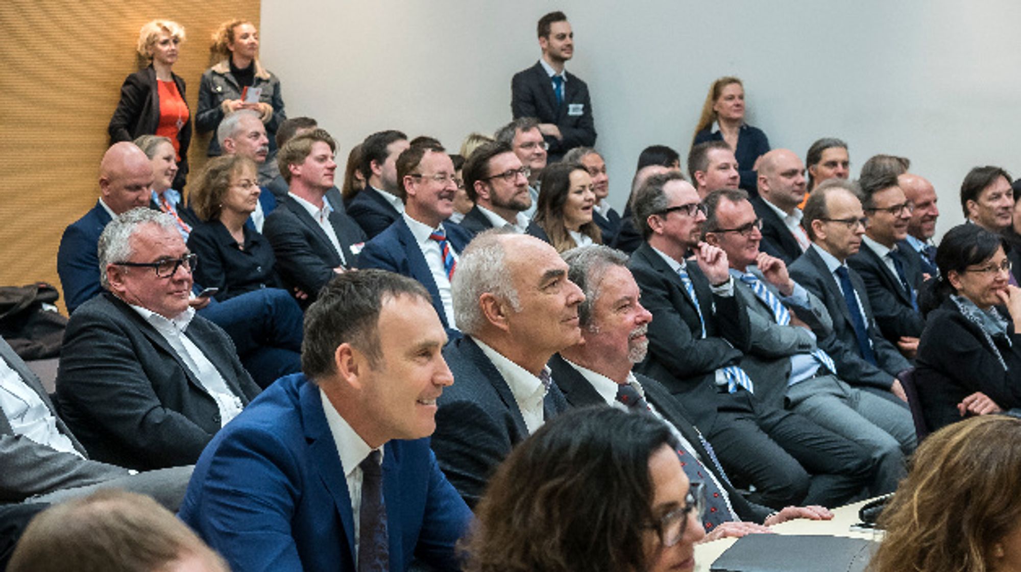 Media Summit zum Thema „Hilfe, mein Kunde ist ein Neandertaler. – Märkte ändern sich, Menschen nicht!“ auf der embedded world 2017.