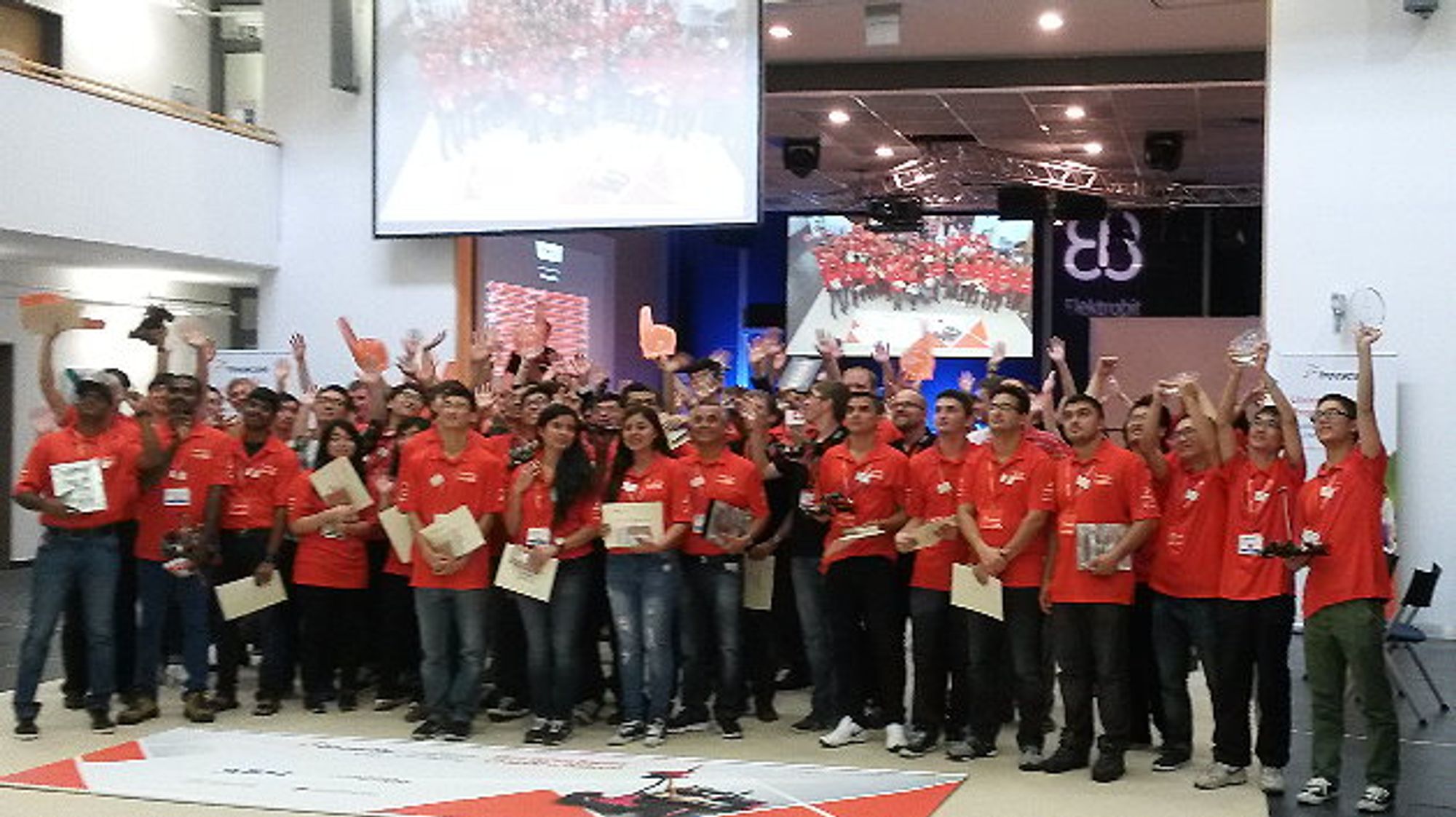 Gruppenbild mit Dame Gruppenbild mit Dame