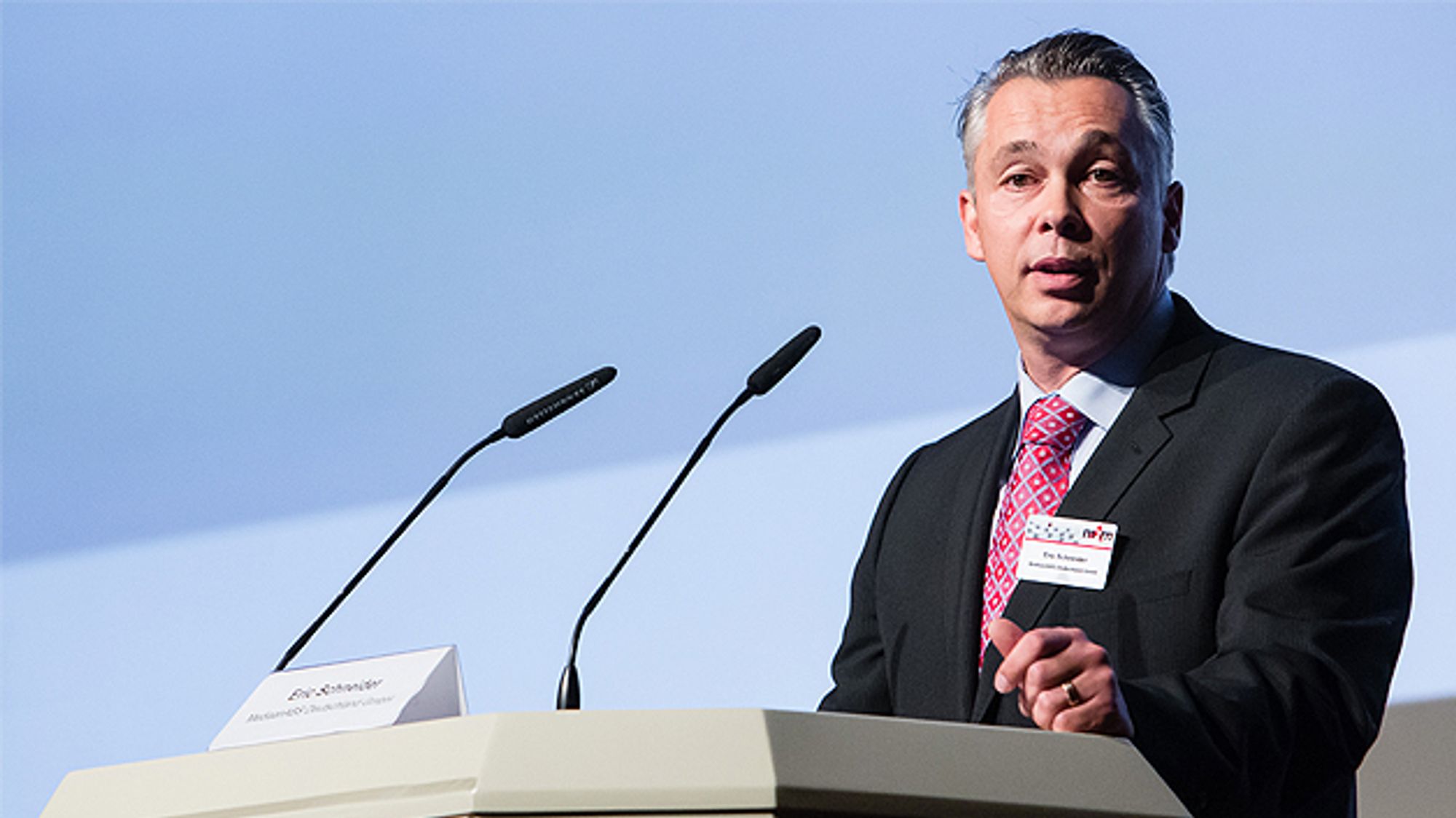 2 Eric Schneider, 1  Vorsitzender der M2M Alliance, auf dem M2M Summit 2013 neu1 