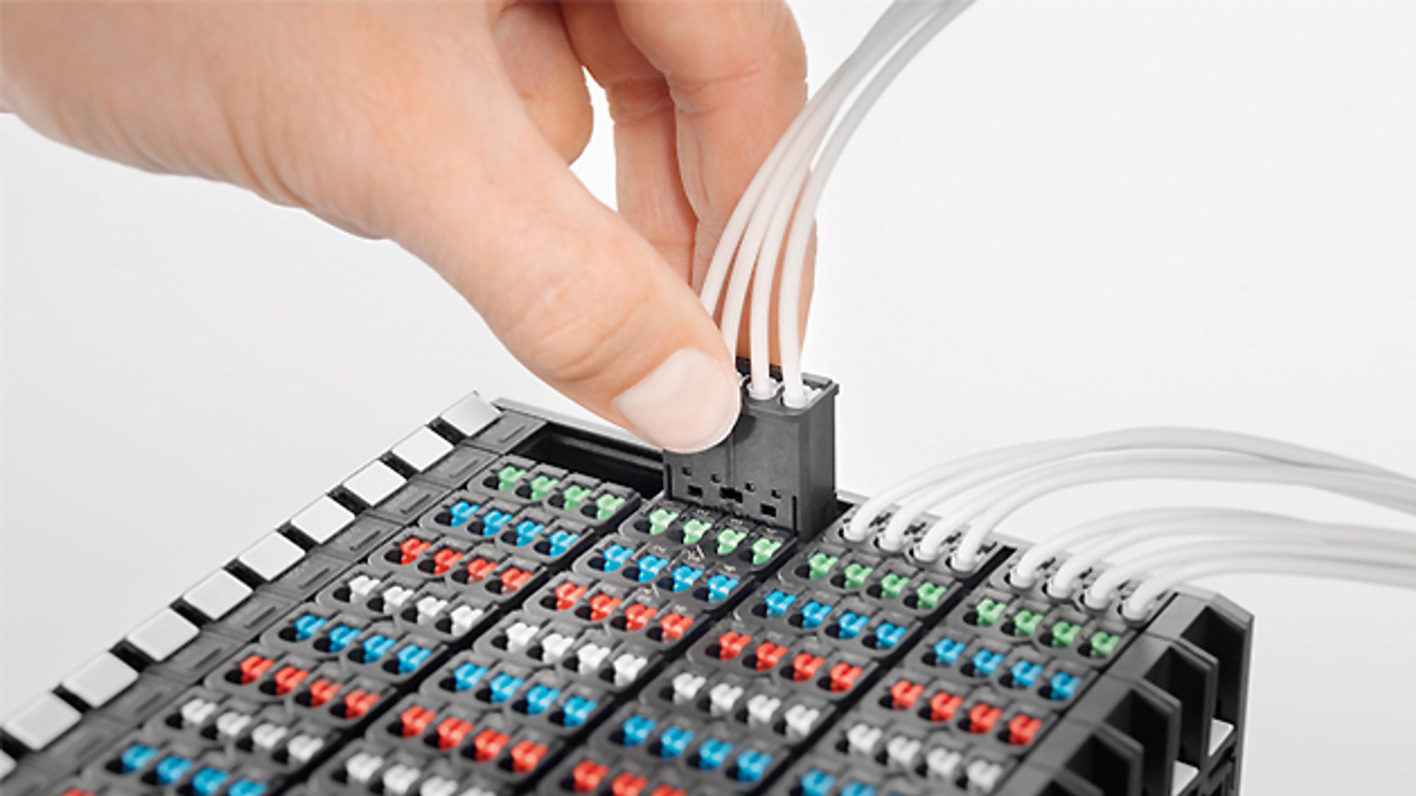 Sensoren und Aktoren mit vorkonfektionierten Leitungen können an das Remote I/O-System u-remote von Weidmüller angeschlossen werden