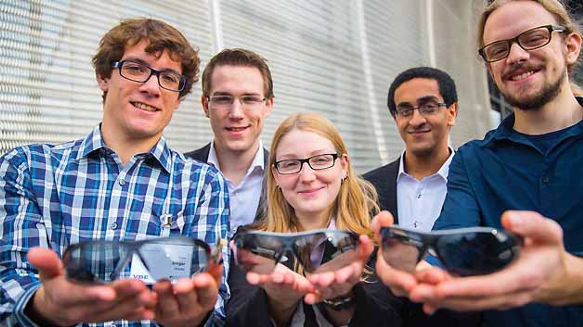Studenten der TU Darmstadt präsentieren ihre entwickelte Schutzbrille
