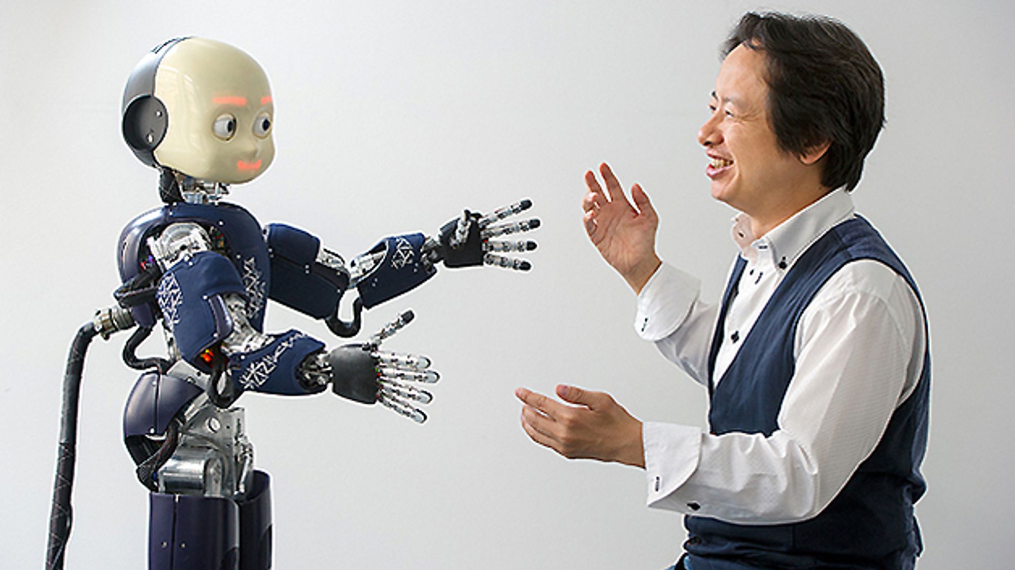 Prof. Gordon Cheng mit Humanoid-Roboter mit Exoskelett Prof. Gordon Cheng mit Humanoid-Roboter mit Exoskelett