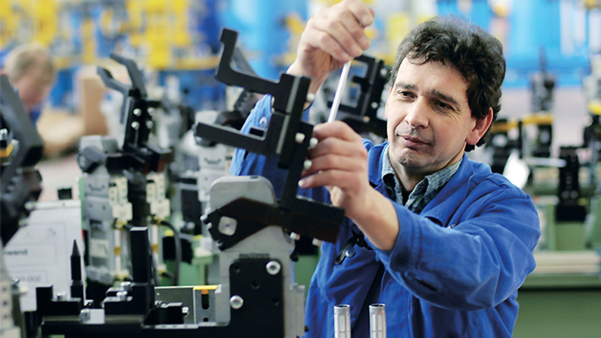 Kuka-Mitarbeiter bei der Vormontage einer Automobilproduktionsanlage