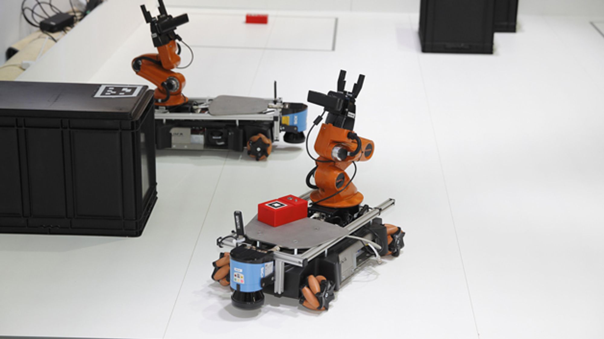 youBot hebt Objekt durch Zeigegeste