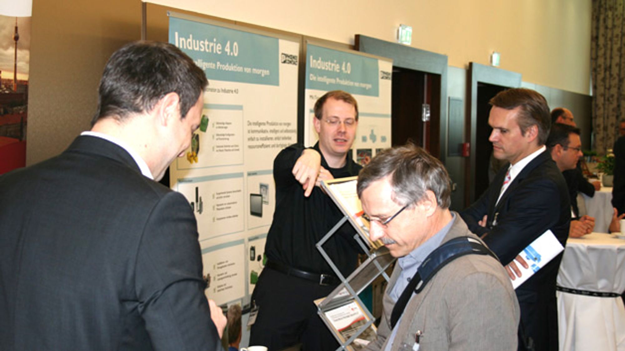 Stand von Phoenix Contact auf der Fachaustellung zum Summit Industrie 4.0 im Jahr 2014