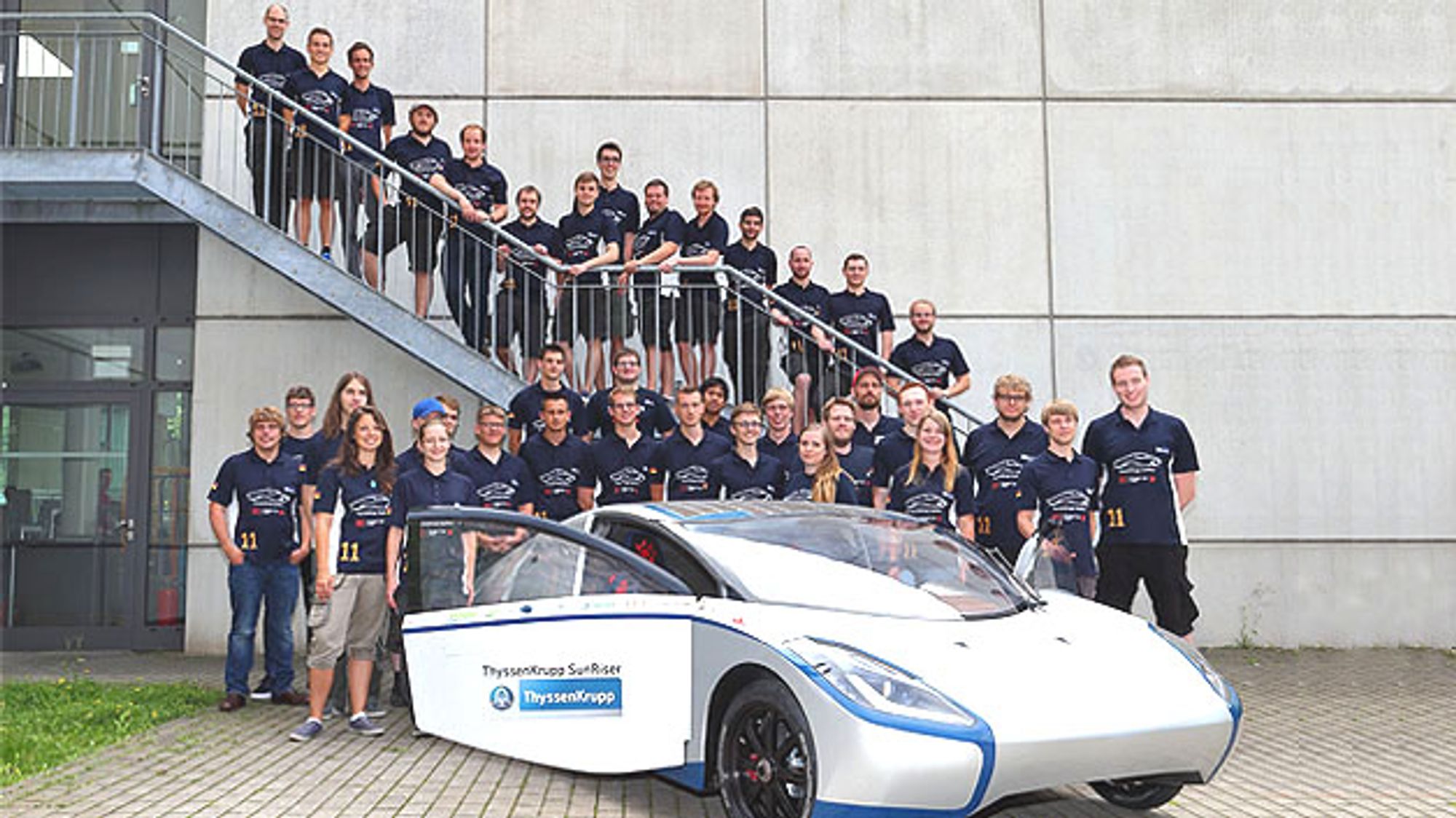 Studenten-Team der Hochschule Bochum mit dem ThyssenKrupp SunRiser Studenten-Team der Hochschule Bochum mit dem ThyssenKrupp SunRiser