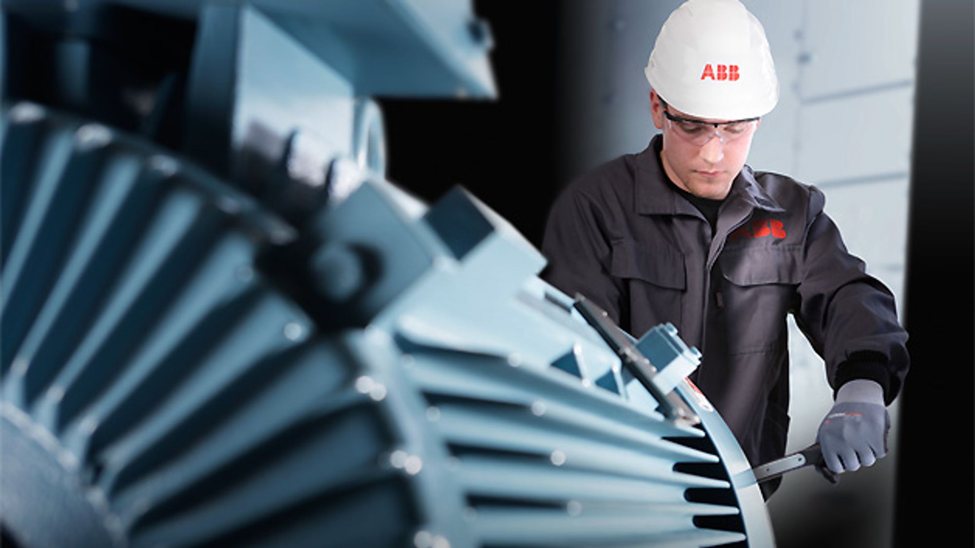 ABB-Ingenieur bei der Instandhaltung von Motoren