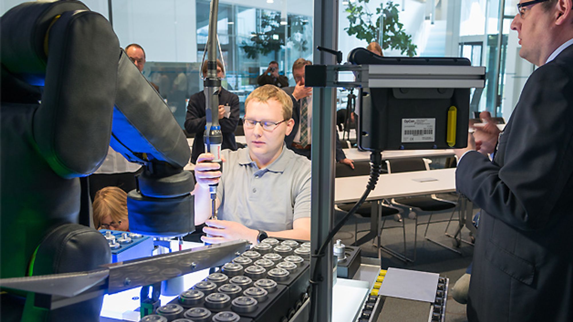Servicerobotik-System Apas in einer Live Demonstration Servicerobotik-System Apas in einer Live Demonstration