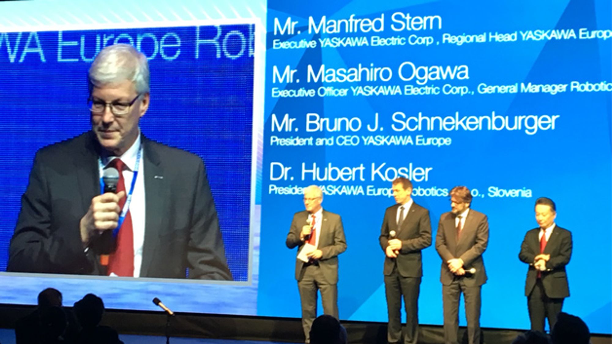 Manfred Stern, Masahiro Ogawa, Bruno Schnekenburger und Hubert Kosler von Yaskawa auf der Bühne