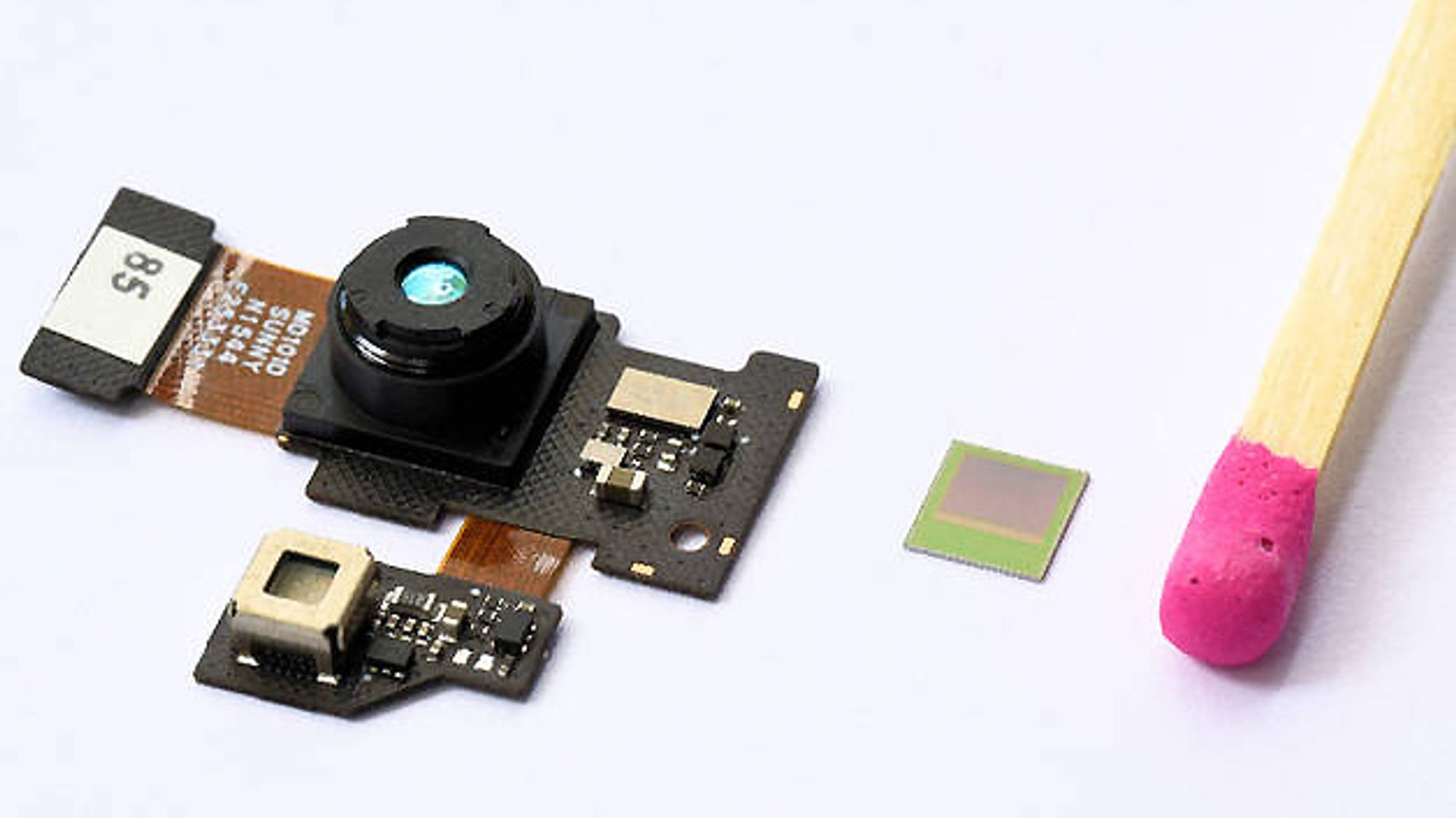 3D Kameramodul des neuen PHAB2 Pro von Lenovo mit dem Bildsensorchip REAL3 von Infineon im Größenvergleich 3D Kameramodul des neuen PHAB2 Pro von Lenovo mit dem Bildsensorchip REAL3 von Infineon im Größenvergleich