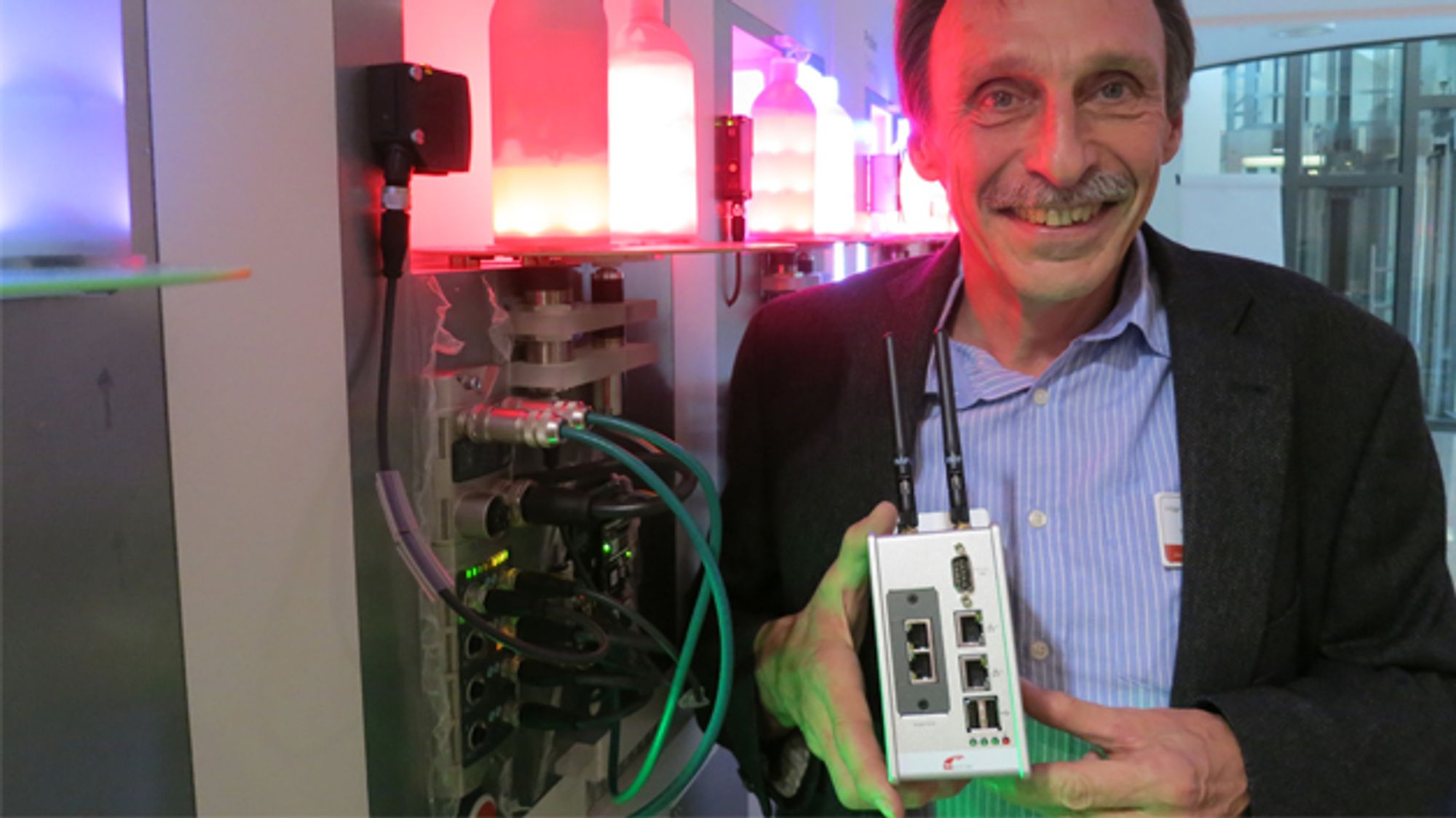 Hans-Jürgen Hilscher präsentiert das Edge Gateway Hans-Jürgen Hilscher präsentiert das Edge Gateway