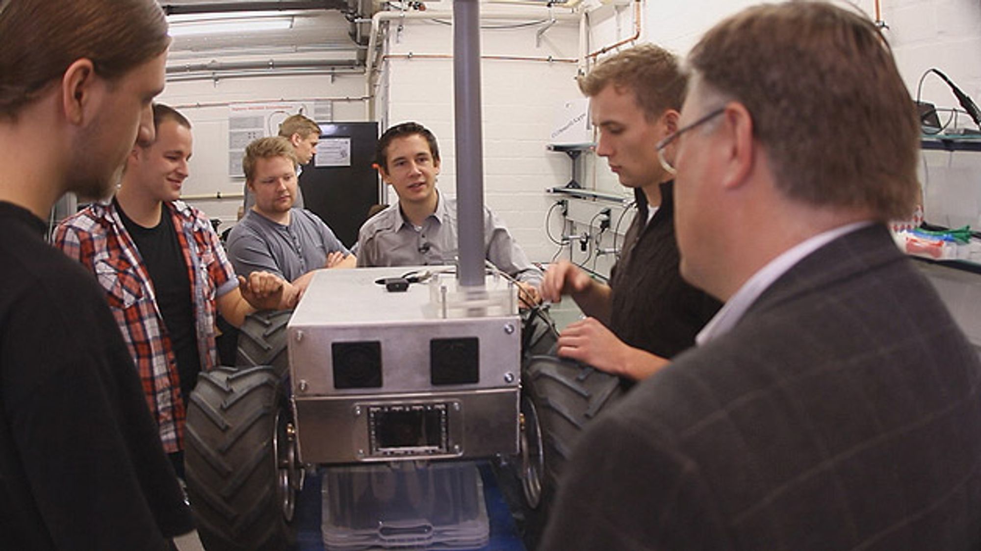 ...kann auf langjährigen Erfahrungen aus den Bereichen Sensorik und Aktorik, Elektrotechnik, Mechanik und Maschinenbau, Automotive, Antriebstechnik und in der digitalen Bildverarbeitung sowie Künstliche Intelligenz zurückgreifen.