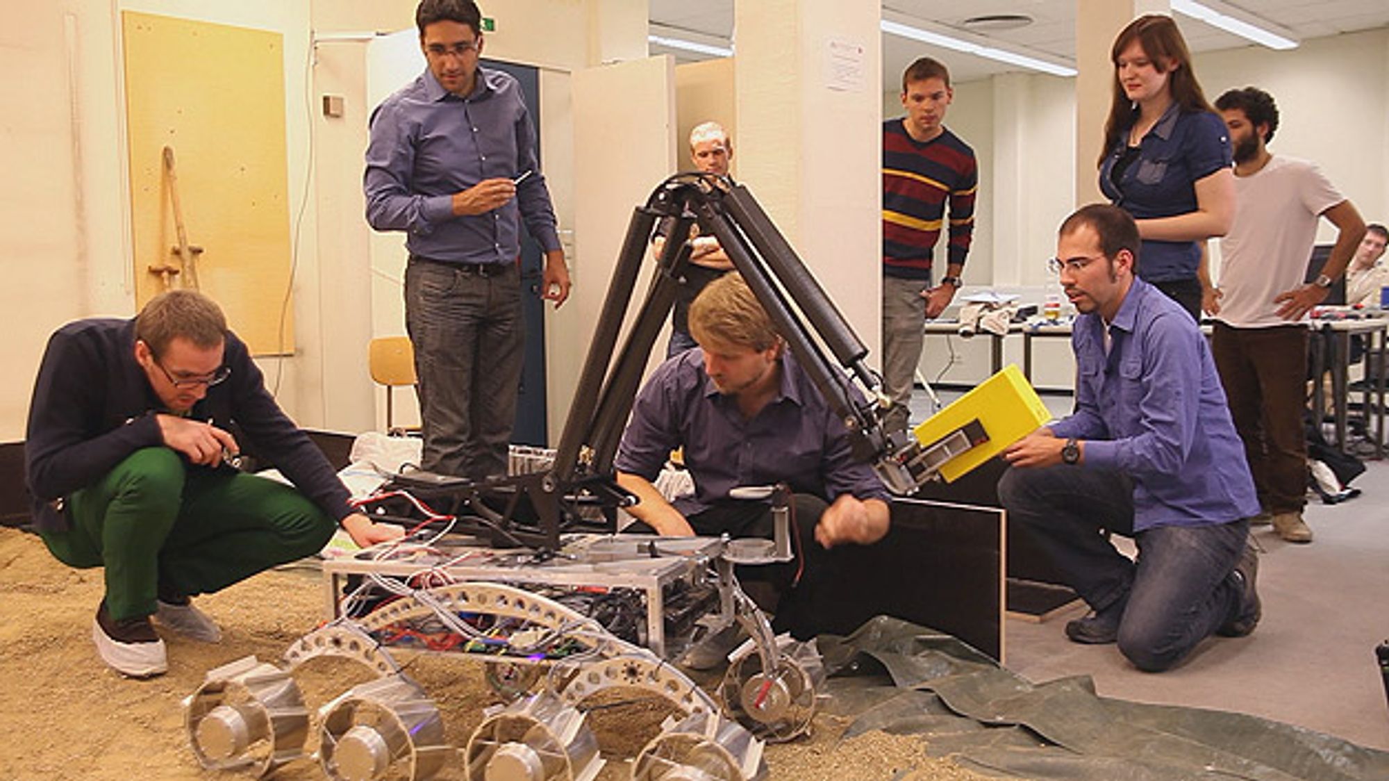 Das Team der TU Berlin checkt vor dem Start am SpaceBot Cup jede Schraube.