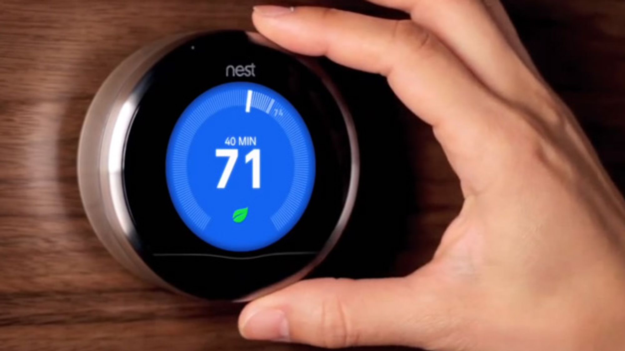 Über einen Drehregler wird am Nest Thermostat die gewünschte Temperatur eingestellt. Über einen Drehregler wird am Nest Thermostat die gewünschte Temperatur eingestellt.