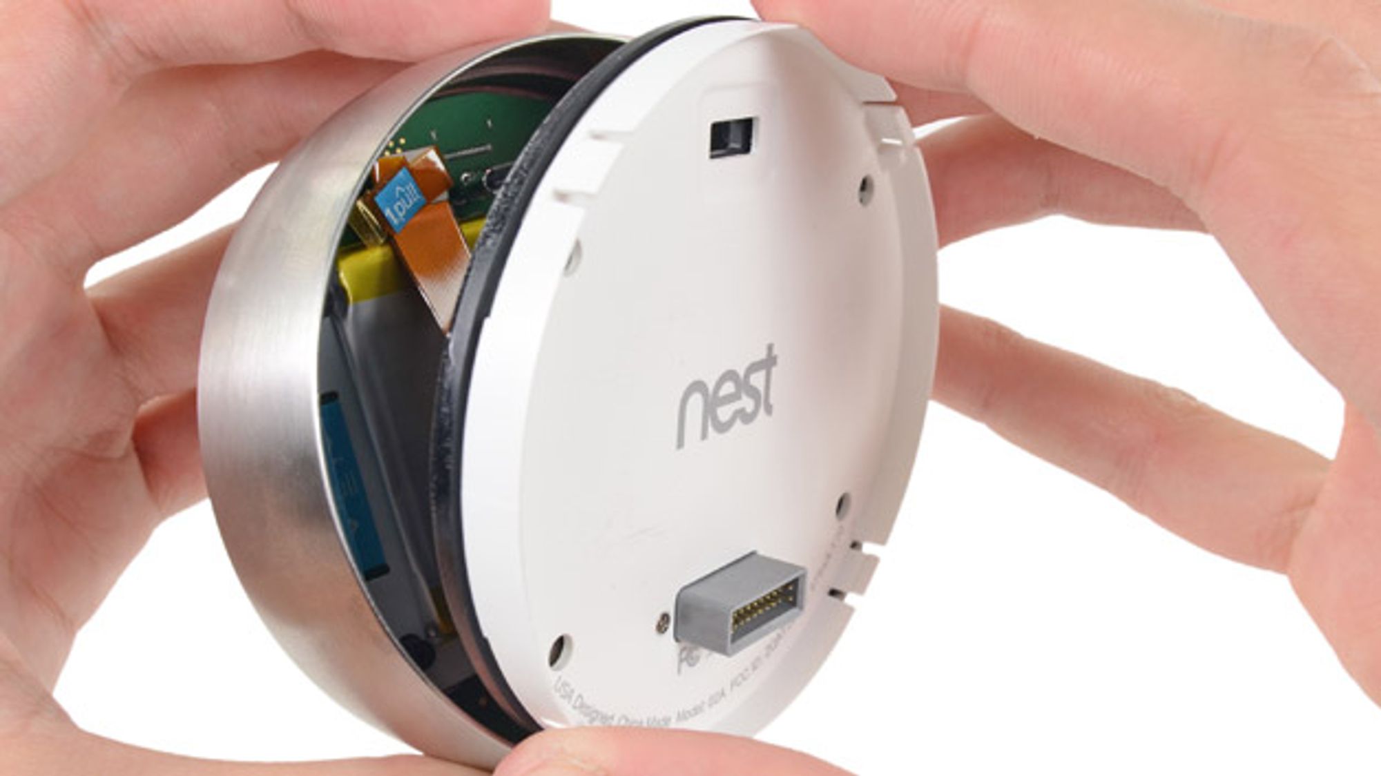 Das Smart-Thermostat von Nest wird aufgeschraubt