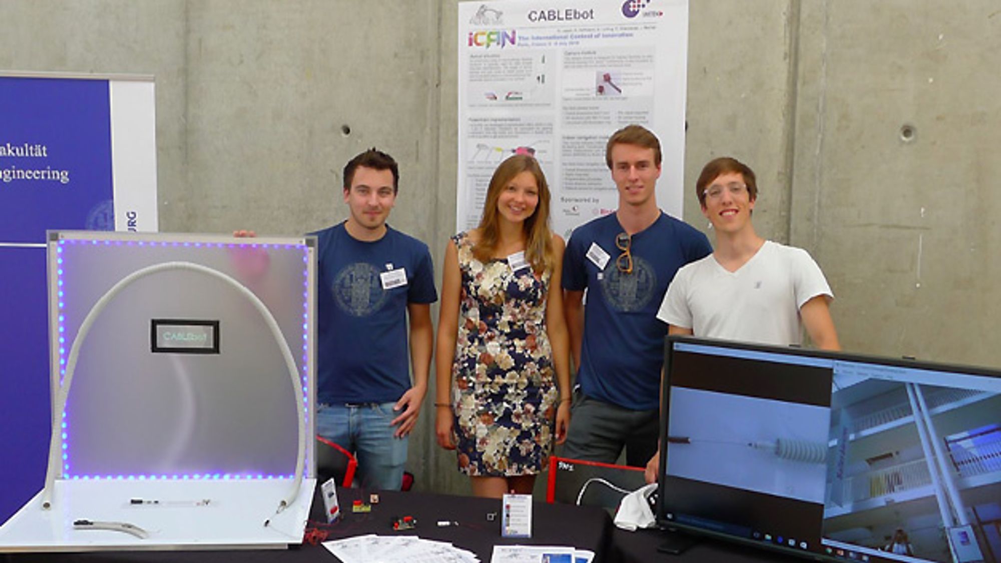 Das Studententeam von der Universität Freiburg mit ihrem Kabeleinzugsroboter