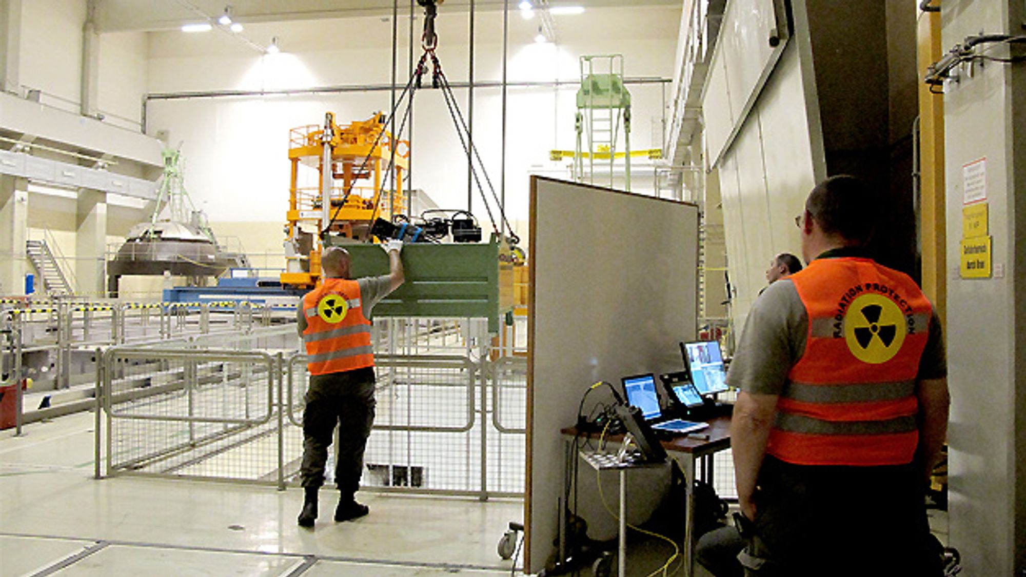 Crane with loaded robot