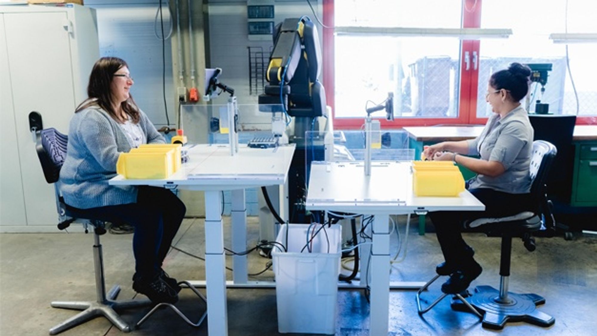 3_Apas-Roboter bei der Unterstützung zweier Mitarbeiterinnen bei der Isak GmbH 3_Apas-Roboter bei der Unterstützung zweier Mitarbeiterinnen bei der Isak GmbH