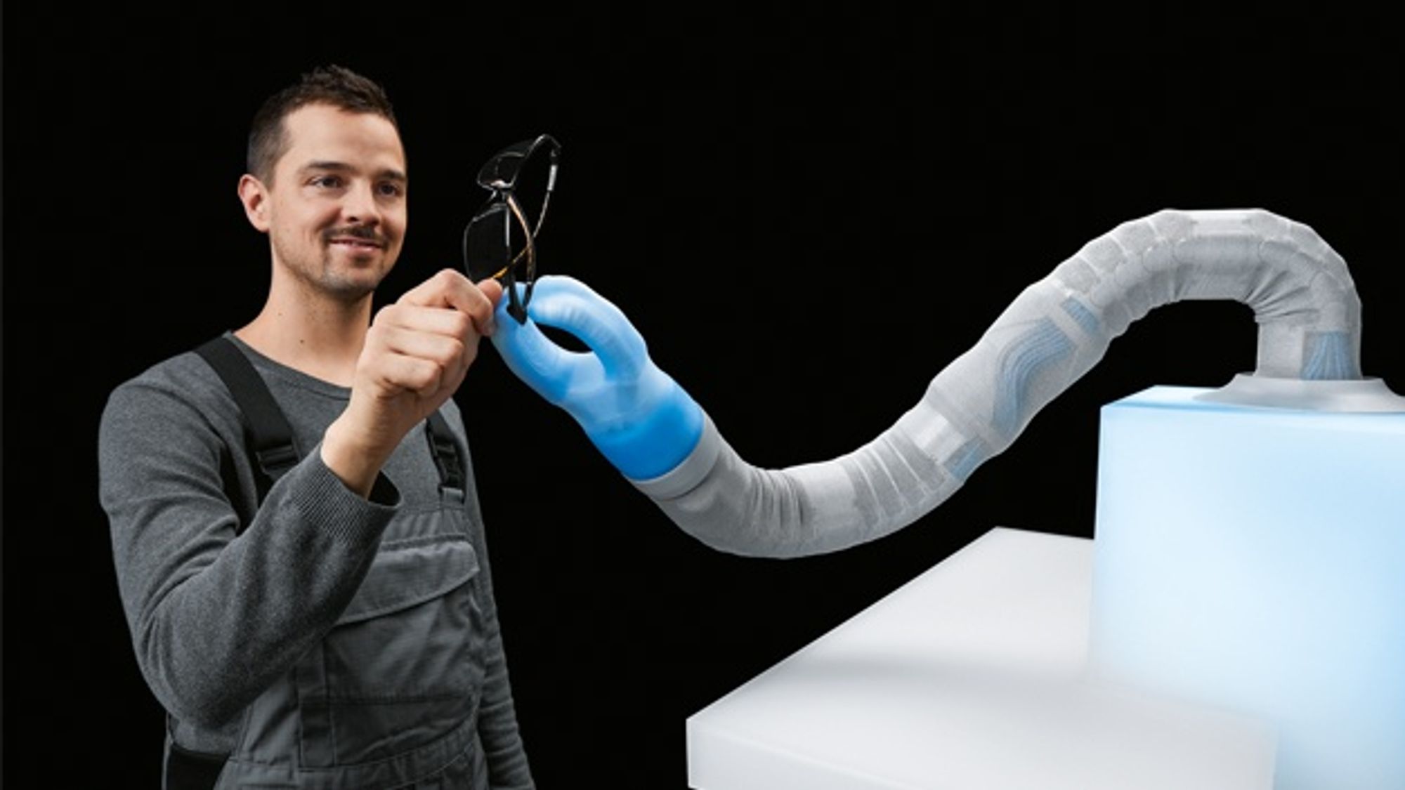 Pneumatischer Leichtbauroboter BionicSoftArm von Festo in Aktion Pneumatischer Leichtbauroboter BionicSoftArm von Festo in Aktion