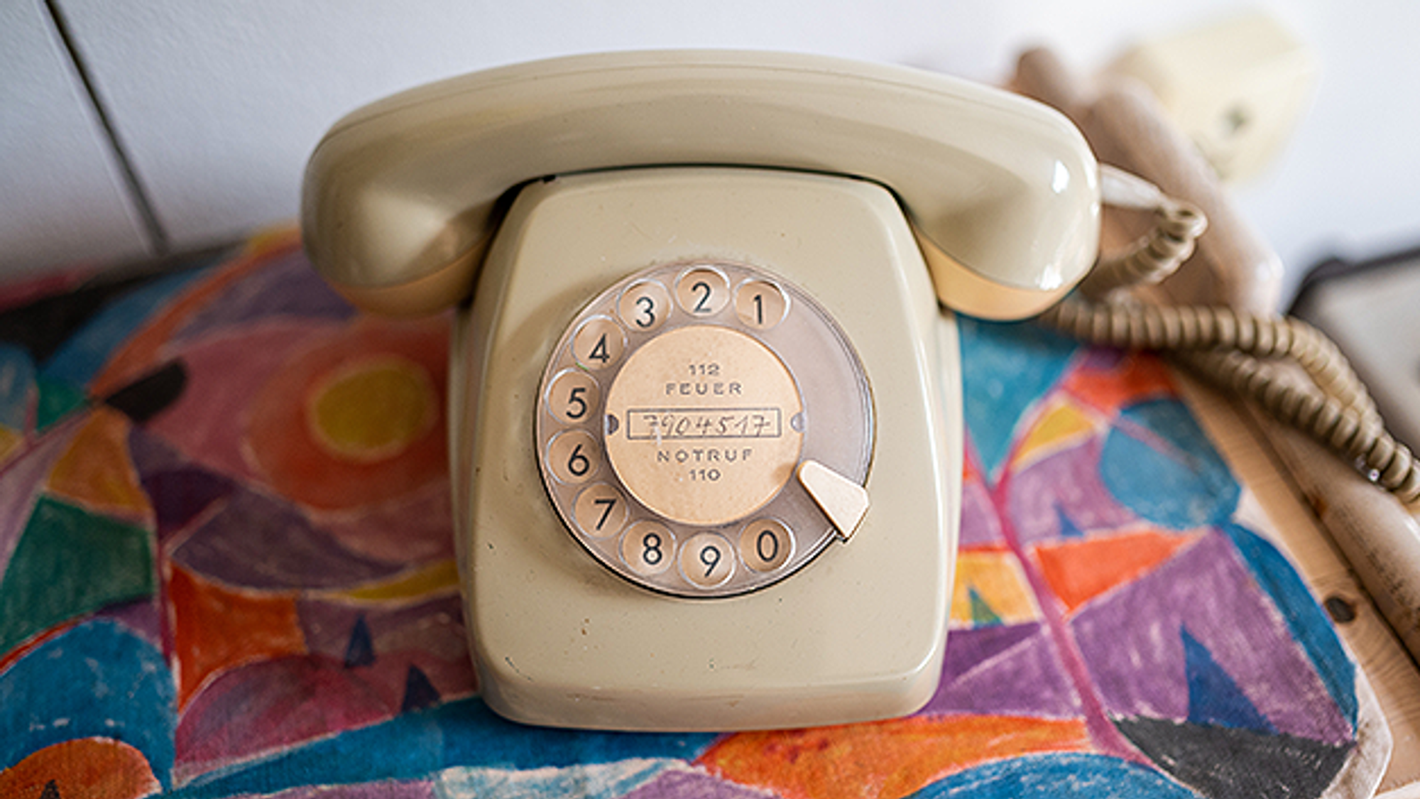 A telephone from the 1960s stands in a house on the grounds of the open-air museum at Kiekeberg.