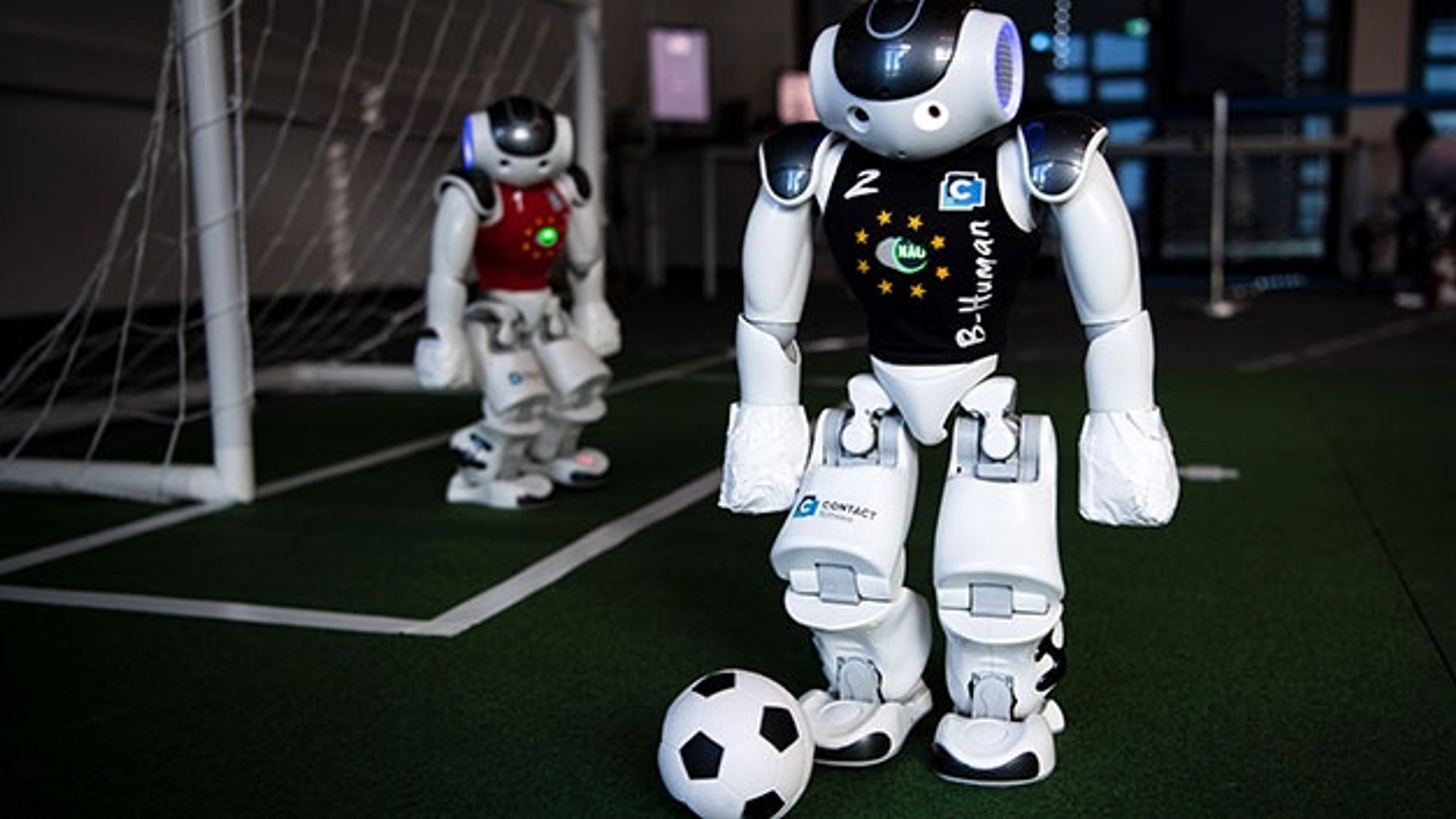 Roboter spielen im Deutschen Forschungszentrum für Künstliche Intelligenz in Bremen (DFKI) gegeneinander Fußball.