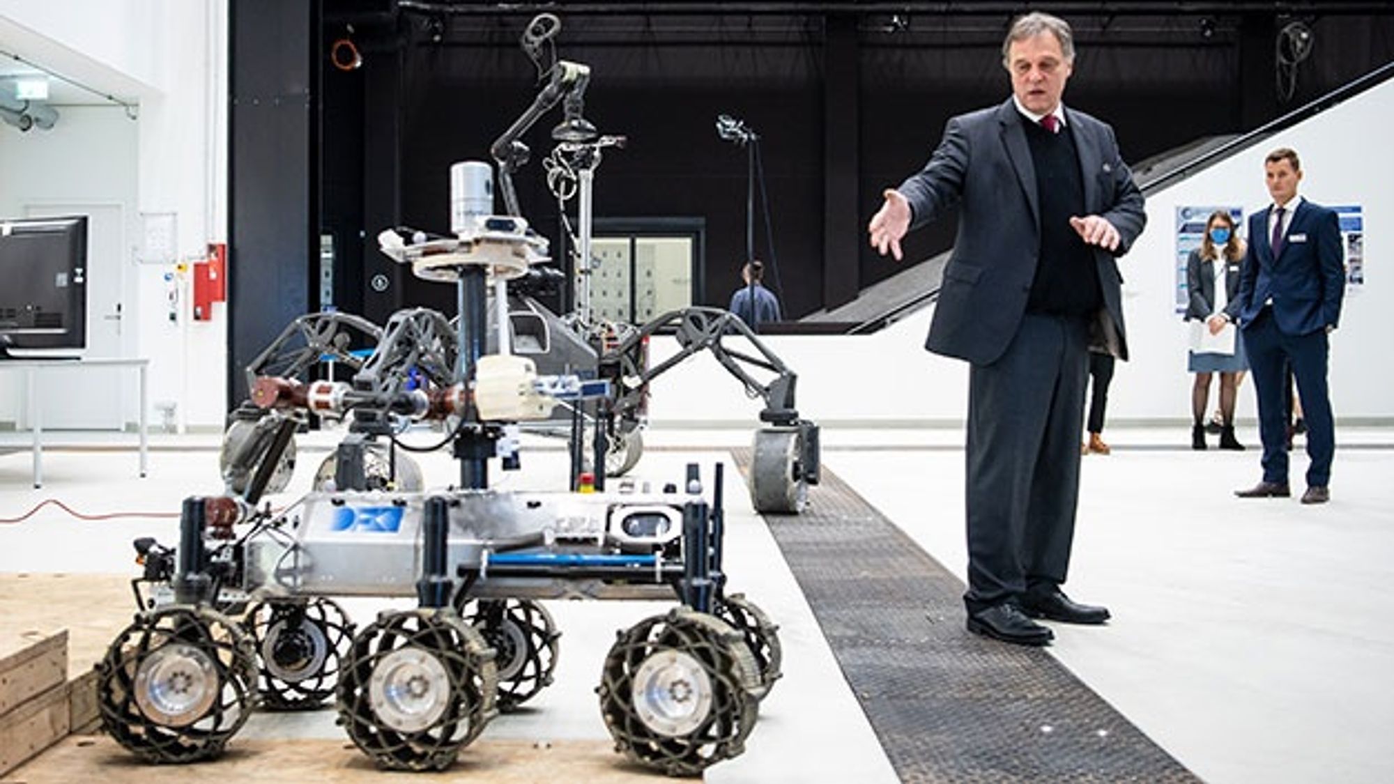 Frank Kirchner, Managing Director at the German Research Center for Artificial Intelligence in Bremen (DFKI), explains how the Artemis robot works. Frank Kirchner, Managing Director at the German Research Center for Artificial Intelligence in Bremen (DFKI), explains how the Artemis robot works.