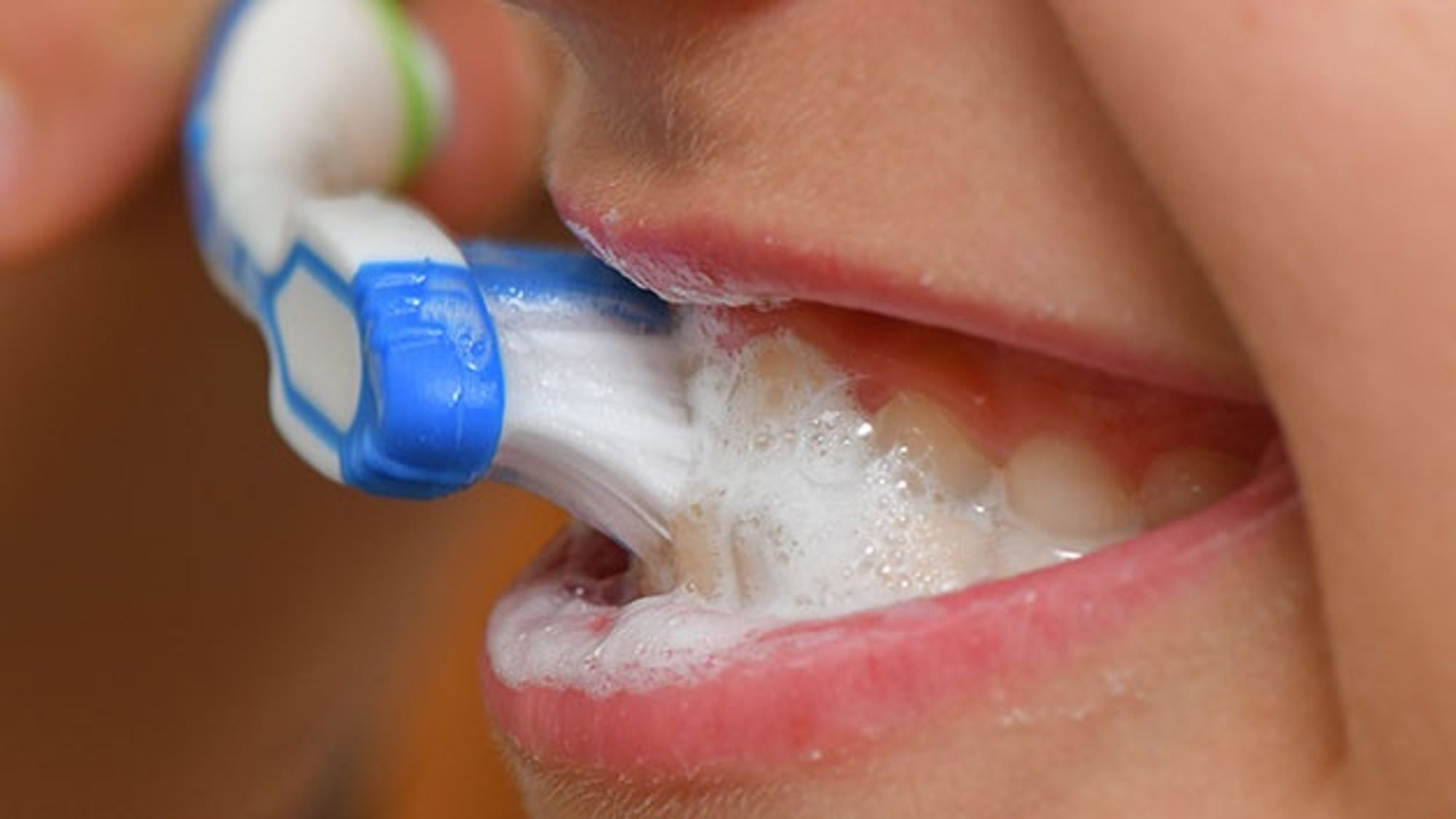 The tuft pull-out test ensures that each individual small tuft of a toothbrush can withstand a force of at least 15 Newtons in accordance with the international standard DIN EN ISO 20126. The tuft pull-out test ensures that each individual small tuft of a toothbrush can withstand a force of at least 15 Newtons in accordance with the international standard DIN EN ISO 20126.