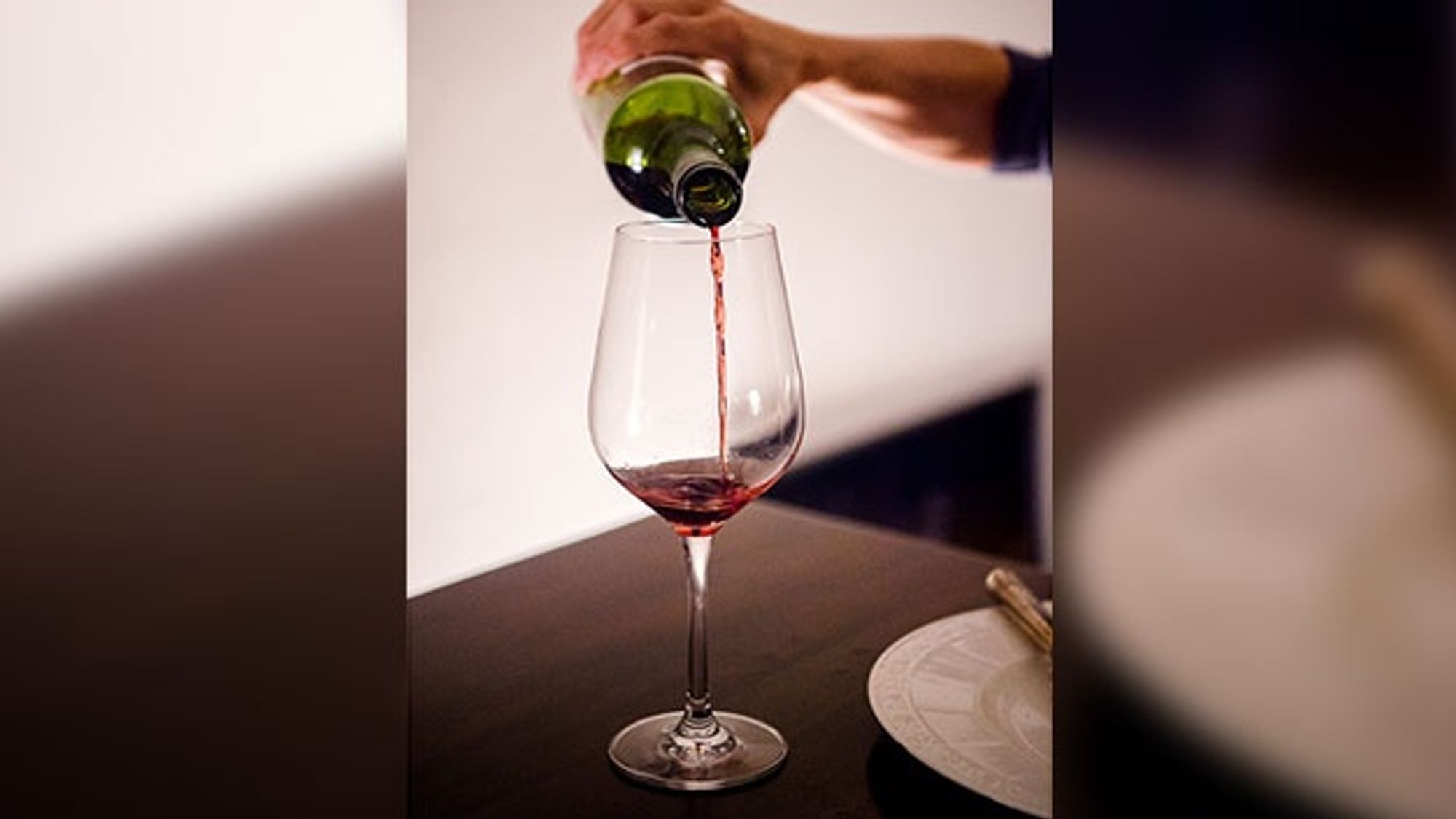 The ISO 3591 standard, originally introduced in 1977 and confirmed this year, sets out the specifications for the manufacture of a glass for wine tasting. The ISO 3591 standard, originally introduced in 1977 and confirmed this year, sets out the specifications for the manufacture of a glass for wine tasting.