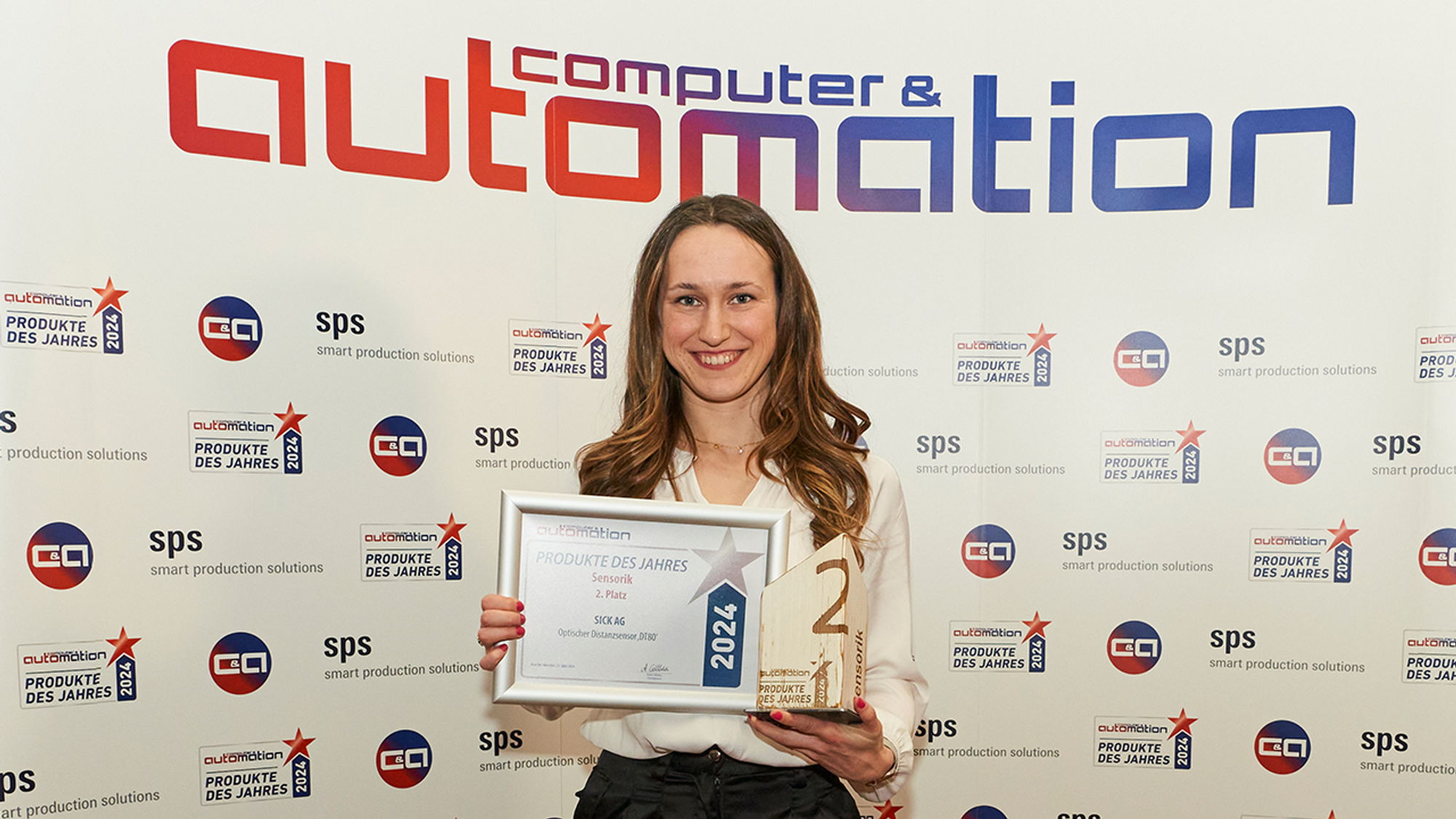 Theresa Donner from Sick with the award for second place in the "Products of the Year 2024" readers' poll.