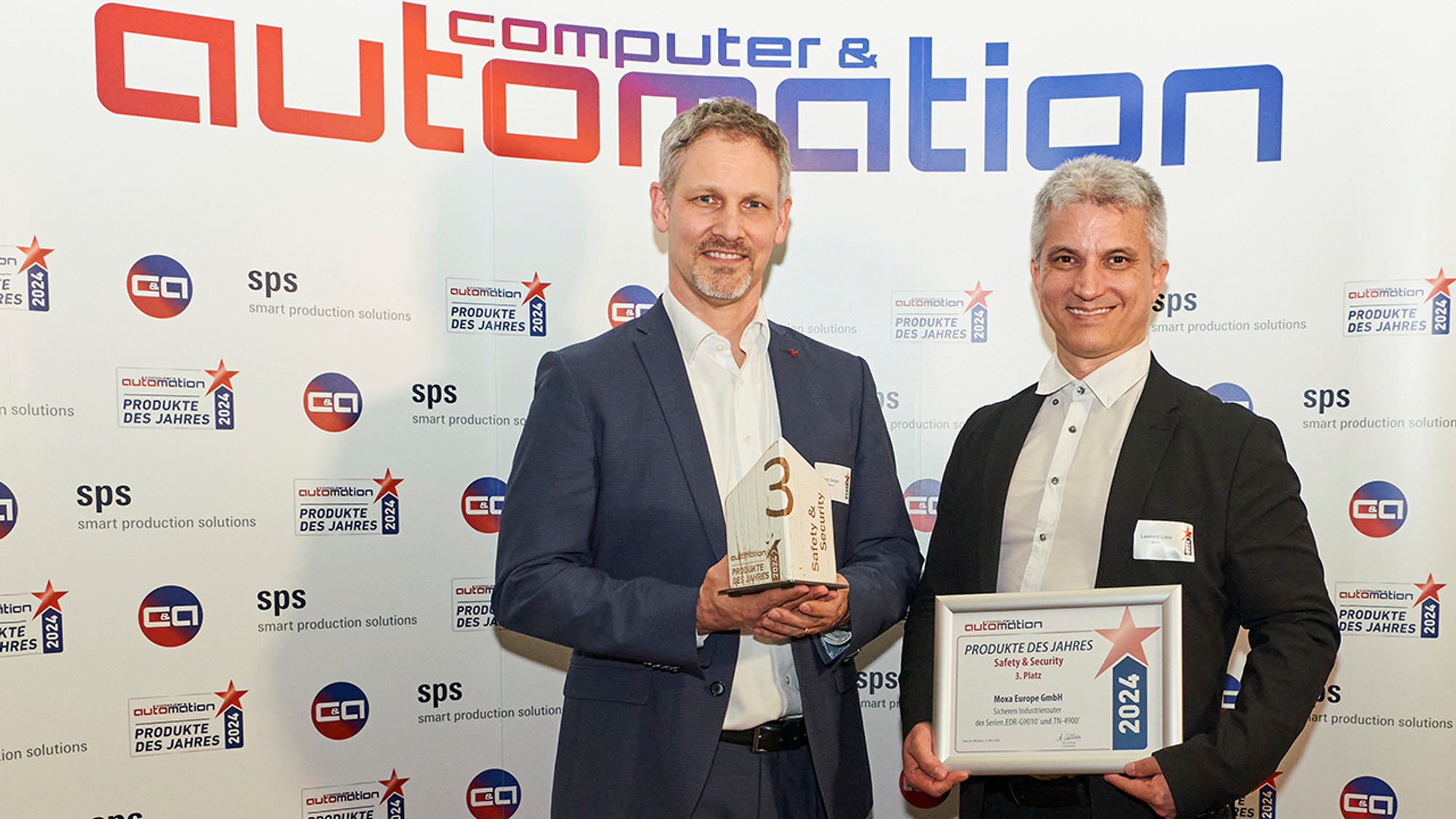 Lars Jaeger und Laurent Liou mit Pokal und Urkunde für Platz 3 in der Kategorie 'Safety & Security'. Lars Jaeger und Laurent Liou mit Pokal und Urkunde für Platz 3 in der Kategorie 'Safety & Security'.