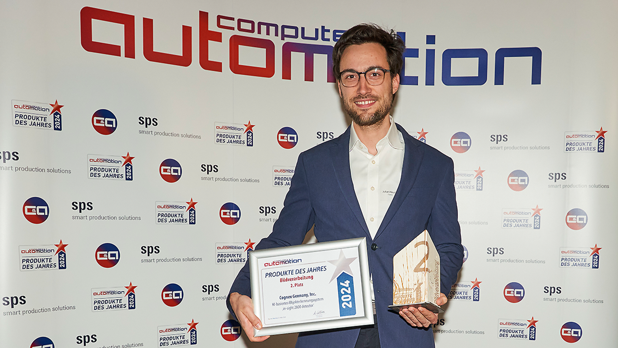 Julian Häusler von Cognex mit Pokal und Urkunde für Platz 2 in der Kategorie 'Bildverarbeitung'. Julian Häusler von Cognex mit Pokal und Urkunde für Platz 2 in der Kategorie 'Bildverarbeitung'.