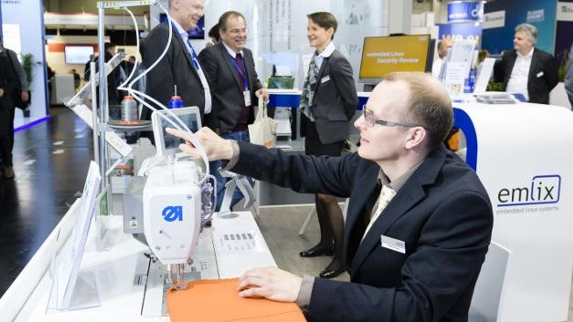 Demonstration einer Industrie-Nähmaschine bei Emlix auf der embedded world 2019