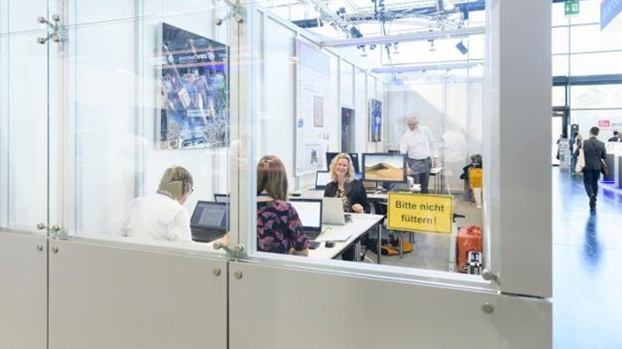 Gläsernes Redaktionsbüro der WEKA Fachmedien auf der embedded world 2019