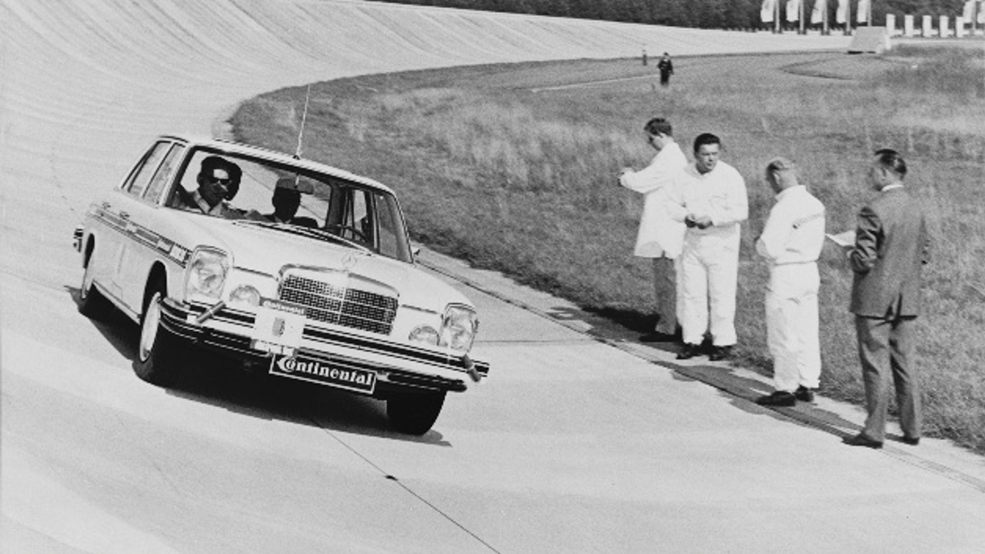 Das elektronisch gesteuerte Fahrzeug im Testbetrieb.  Aufnahme von 1968