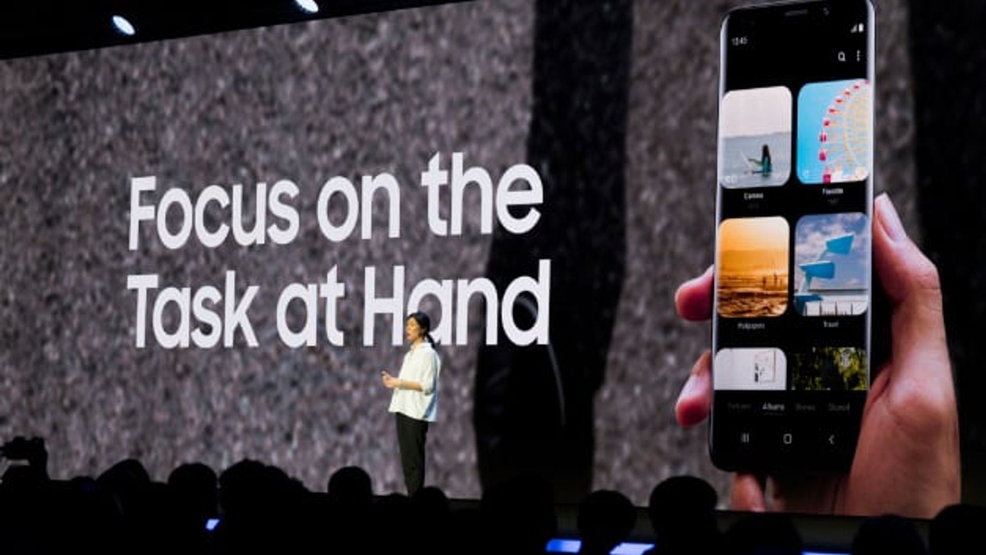 Jee Won Lee, Senior Designer UX Design at Samsung, shows how the One UI user interface for the "Infinity Flex Display" works. In selected markets, One UI is now available to developers as part of the beta testing programs.