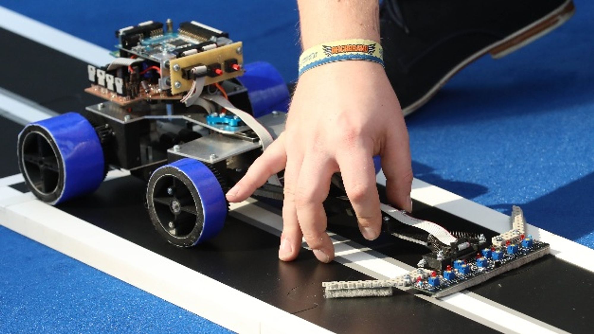 Voraussetzung für die Teilnahme war ein Auto, das über Sensoren die Umwelt wahrnimmt und die Daten mit Hilfe einer RX-Microcontrollers von Renesas auswertet. 