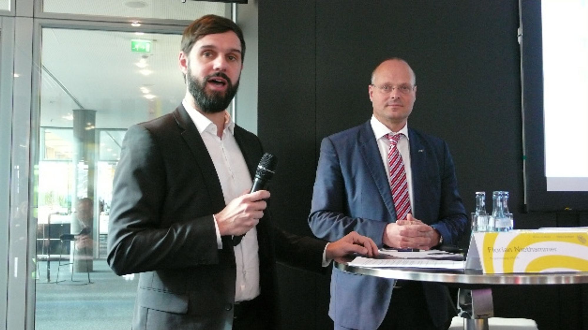 Florian Niethammer (left), Messe Stuttgart, and Dr. Olaf Munkelt, VDMA