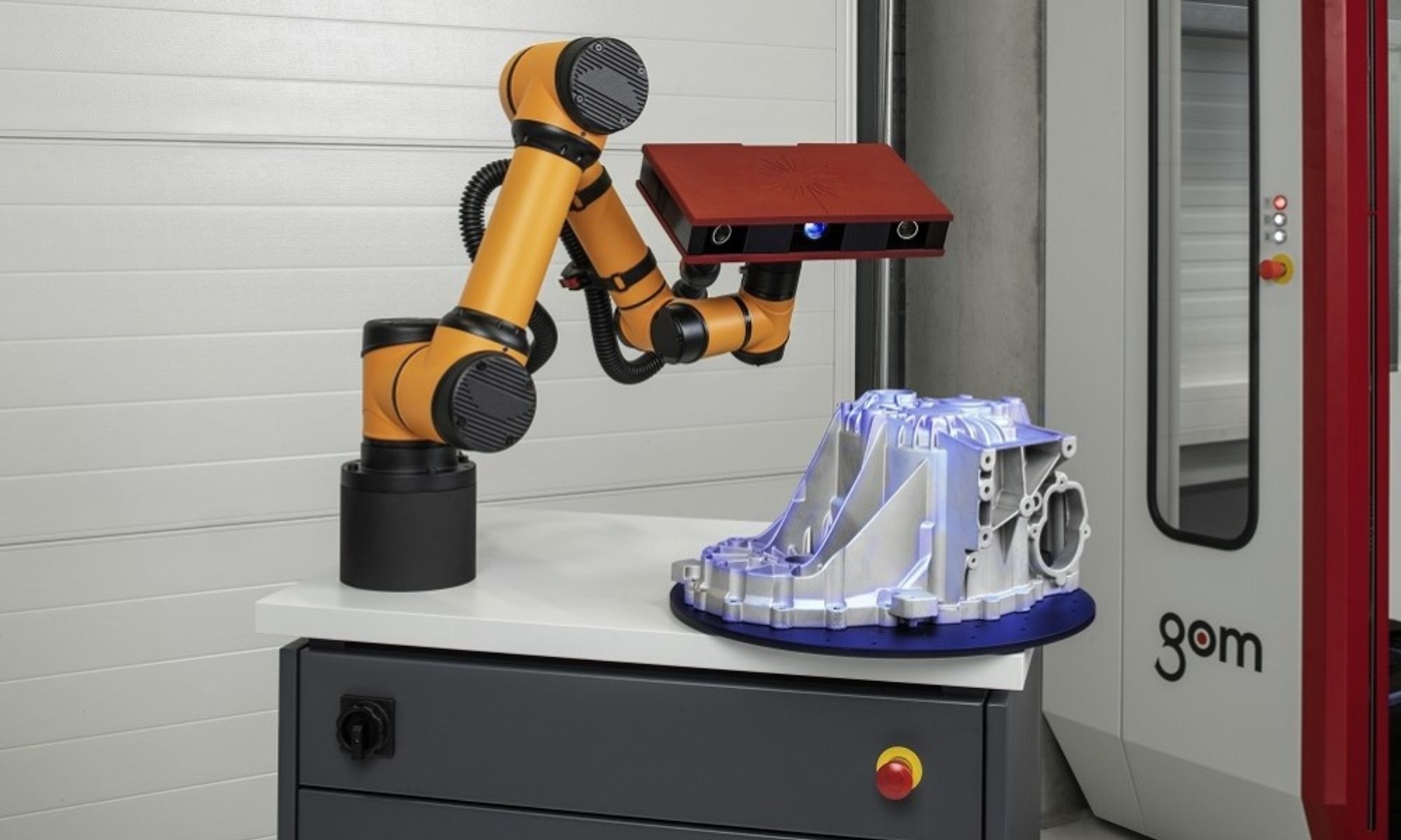 GOM stellt eine mobile Messstation mit einem kollaborierenden Roboter vor. Ausgestattet mit einem motorisierten Drehtisch und Software inklusive virtuellem Messraum ermöglicht der ScanCobot den Einstieg in die automatisierte 3D-Messtechnik.