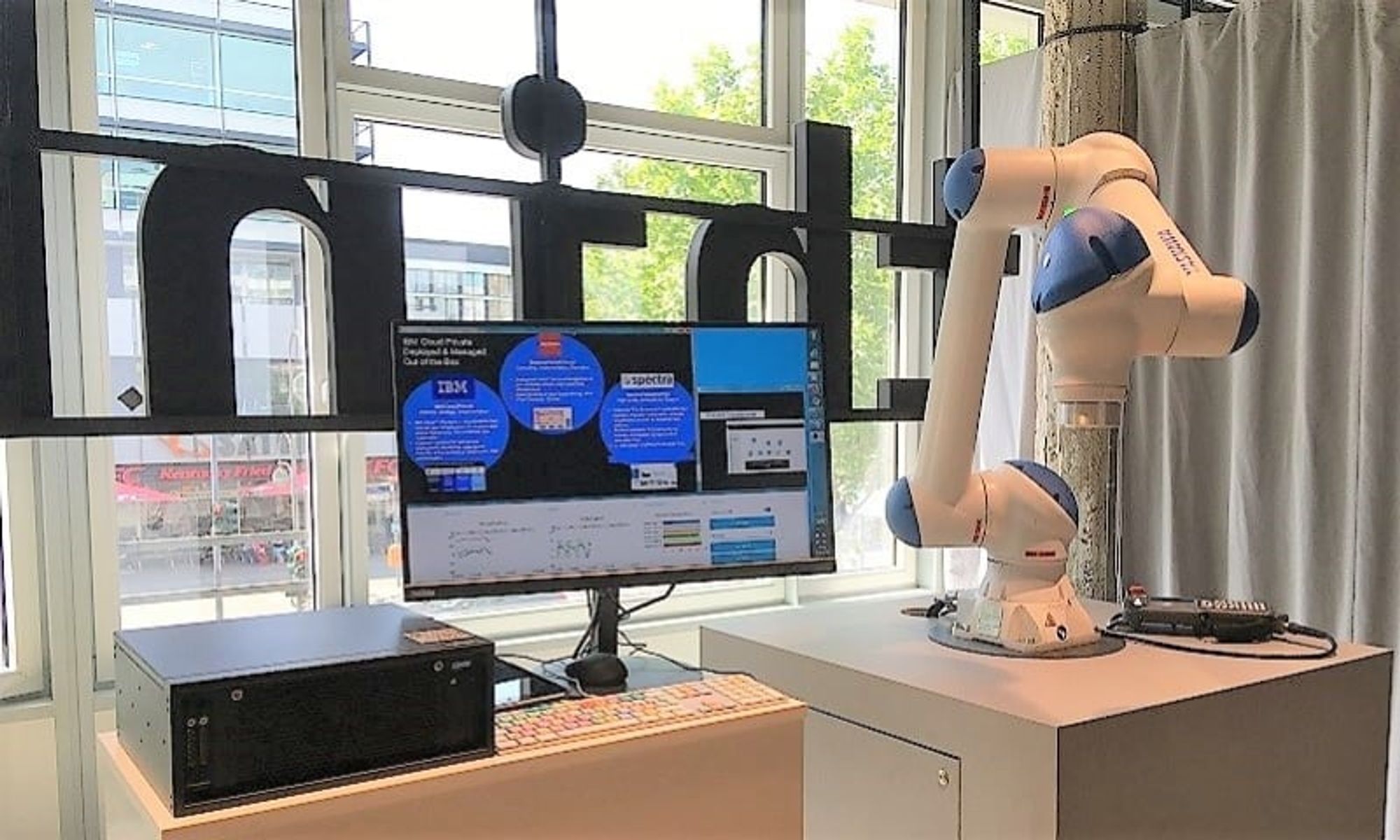 With the 'Cloud-in-a-Box' ADA-EC platform, IBM has presented a ready-to-go cloud technology, as shown here for the first time in May 2019 at Think at IBM in Berlin.